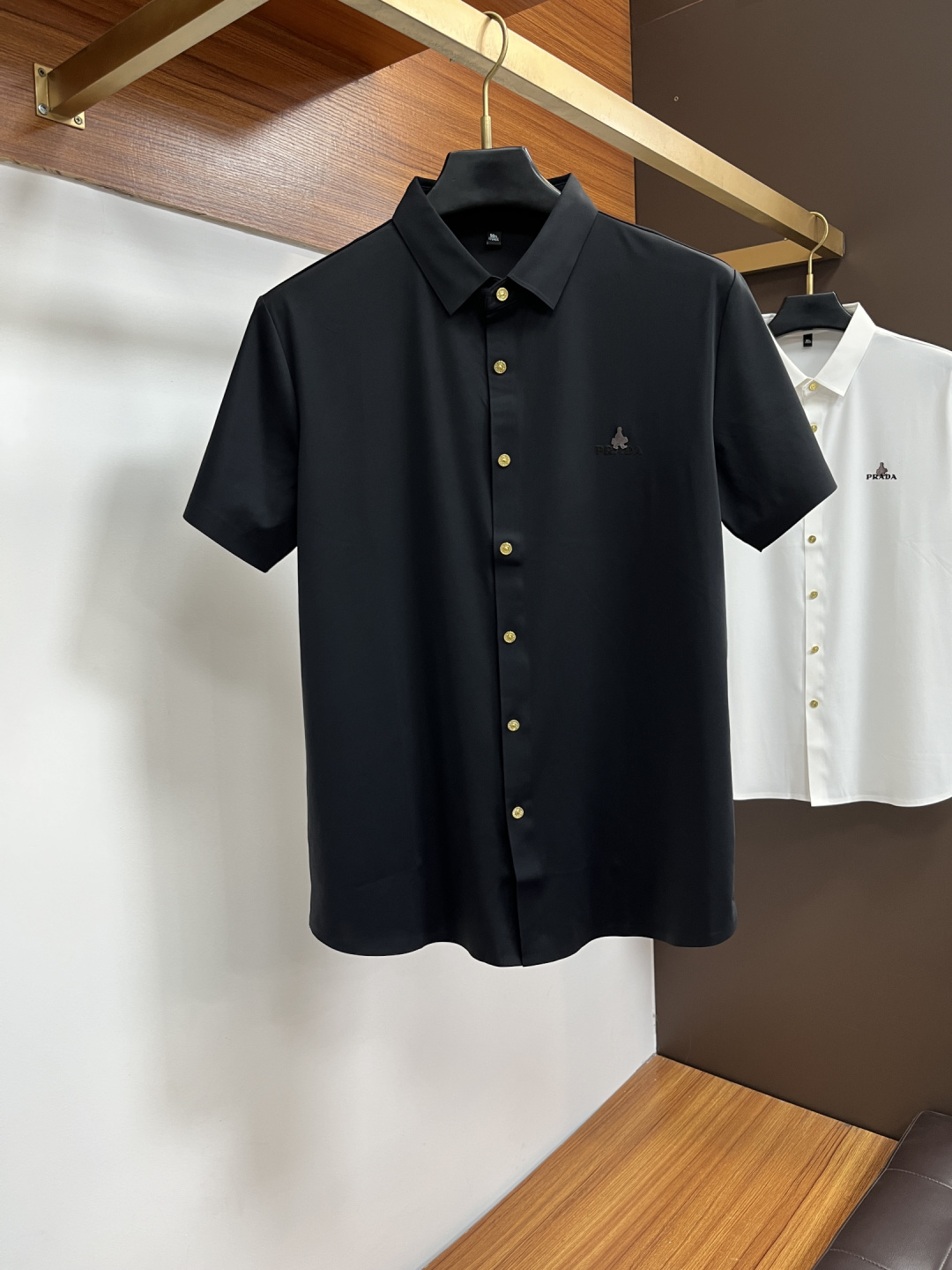 NO:836774,Armani is a must-have item for high-end business, white-collar workers and office workers!  Seamless laminated ice silk casual business short-sleeved shirt, technical fabric, ice silk traceless, great body feel, smooth feel and great texture!  It has good elasticity and no sense of restraint. The fabric has breathable mesh, moisture-wicking, quick-drying and keeps you dry. The small lapel placket design shows a tall and straight posture without being too soft. The simple style can be used for both business and leisure. Highly recommended!  High-elastic ice silk, the touch is as smooth as jade silk, clean and neat, elegant and gentlemanly. High-end materials, the focus is on the fabric, quality control must be top-notch, the hand feels extremely delicate and smooth, the fabric has a good luster and the upper body frame feels good, it is a mature quality men's clothing!  Sweat-free in summer, a new experience with PX for business, commuting and leisure M-4XL, armani, shirts, T-shirt,19860909阿玛尼 高端商务 白领 单位人士必入单品！ 无痕压胶冰丝休闲商务短袖衬衫,科技面料,冰丝无痕,体感非常棒,手感顺滑质感很棒！弹性好,无任何束缚感,面料自带透气网孔,吸湿排汗,速干保持干爽,小翻领门襟排扣设计,展露挺拔姿态,不软踏,简约款式,商务休闲都可驾驭,强烈推荐！高弹冰丝,触感堪比玉蚕丝一样丝滑,干净利落,儒雅绅士风度.高级材质,重点就是面料上,品控的必上,手感极其细腻光滑,面料光泽感和上身骨架感好,打招成熟品质男装！夏天出汗秒干,PX全新体验 商务通勤休闲 M-4XL,,armani,shirts,T-shirt,,Men's clothing