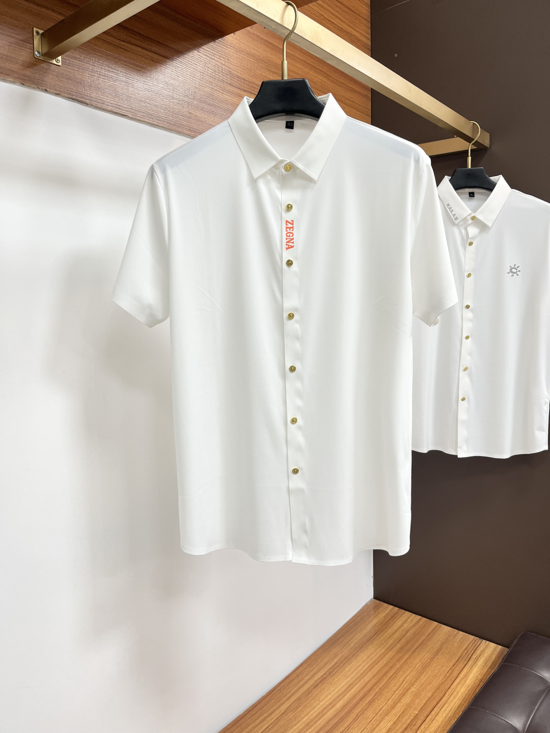 NO:849393,Ermenegildo Zegna is a must-have item for high-end business, white-collar workers and office workers!  Seamless laminated ice silk casual business short-sleeved shirt, technical fabric, ice silk traceless, great body feel, smooth feel and great texture!  It has good elasticity and no sense of restraint. The fabric has breathable mesh, moisture-wicking, quick-drying and keeps you dry. The small lapel placket design shows a tall and straight posture without being too soft. The simple style can be used for both business and leisure. Highly recommended!  High-elastic ice silk, the touch is as smooth as jade silk, clean and neat, elegant and gentlemanly. High-end materials, the focus is on the fabric, quality control must be top-notch, the hand feels extremely delicate and smooth, the fabric has a good luster and the upper body frame feels good, it is a mature quality men's clothing!  Sweat-free in summer, a new experience with PX for business, commuting and leisure M-4XL,,zegna,shirts,T-shirt,19860909杰尼亚 高端商务 白领 单位人士必入单品！ 无痕压胶冰丝休闲商务短袖衬衫,科技面料,冰丝无痕,体感非常棒,手感顺滑质感很棒！弹性好,无任何束缚感,面料自带透气网孔,吸湿排汗,速干保持干爽,小翻领门襟排扣设计,展露挺拔姿态,不软踏,简约款式,商务休闲都可驾驭,强烈推荐！高弹冰丝,触感堪比玉蚕丝一样丝滑,干净利落,儒雅绅士风度.高级材质,重点就是面料上,品控的必上,手感极其细腻光滑,面料光泽感和上身骨架感好,打招成熟品质男装！夏天出汗秒干,PX全新体验 商务通勤休闲 M-4XL,,zegna,shirts,T-shirt,,Men's clothing