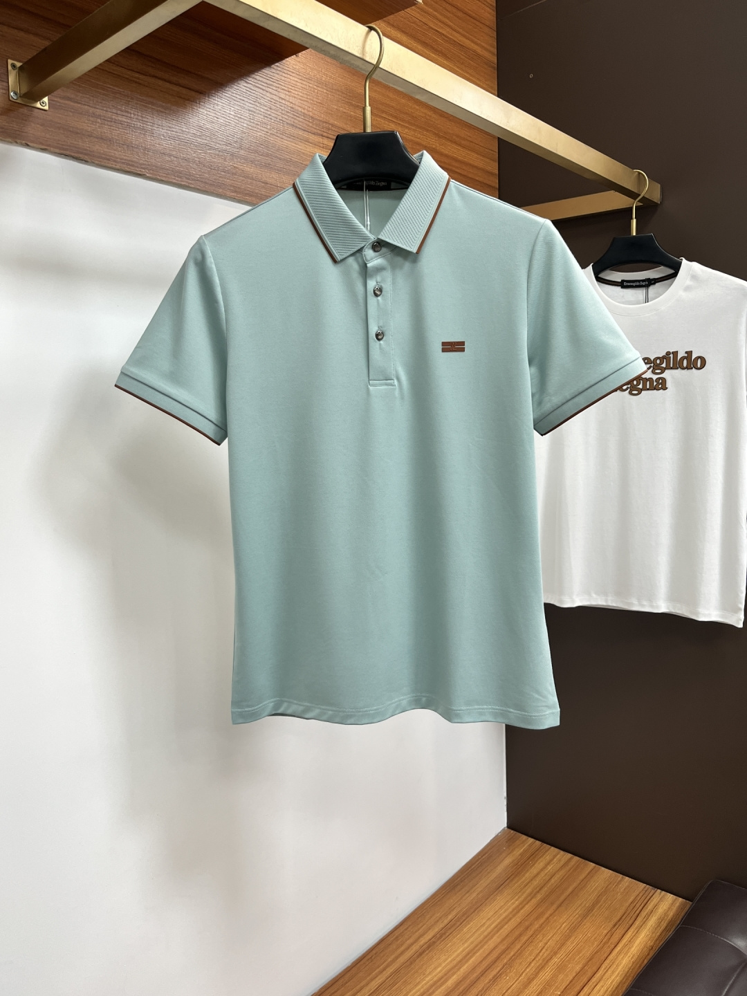 NO:830060,Zegna  The classic Polo collar design for spring and summer 2026, with simple single-breasted buttons, neat and smooth lines, cleverly modifying the neck line, showing an elegant gentleman's style. The exquisite brand logo on the left chest uses a seamless gluing process, which is delicate and smooth, revealing a luxurious texture in a low-key manner, showing the brand's ingenuity and pursuit of quality in every detail. Selected high-quality fabrics, soft to the touch  It is soft and smooth, has good breathability, and is comfortable to wear. Whether it is worn with casual trousers to attend business occasions to show professionalism or combined with jeans to create a daily look to create a relaxed and comfortable atmosphere, it can be perfectly adapted. ZJ helps you interpret various styles with ease and show your unique taste. Sizes M-4XL,,zegna,jeans,19860909杰尼亚 2026春夏经典的Polo领设计,搭配简洁的单排扣,线条利落流畅,巧妙修饰颈部线条,彰显优雅绅士格调.左胸处精致的品牌标识,采用无痕压胶工艺,细腻而平整,低调间流露奢华质感,于细微之处展现品牌匠心与品质追求.精选优质面料,触感柔软顺滑,透气性佳,穿着舒适自在.无论是搭配休闲西裤出席商务场合,展现专业干练；还是与牛仔裤组合打造日常造型,营造轻松惬意氛围,它都能完美适配,ZJ助你以从容姿态诠释多样风格,尽显独特品味.尺码M-4XL,,zegna,jeans,,Men's clothing