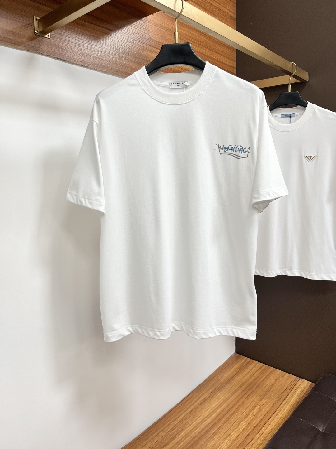 NO:849371,Balenciaga exclusively provides summer new fashion and casual round neck short-sleeves, high-density pure cotton fabrics, advanced dense needle embroidery, high-end European original T-shirts, trendy fashion casual half-sleeves, high breathability and comfort, impeccable details, brand element design concept, reflecting high quality. AM presents casual tailoring, and the upper body shape is awesome!  Size S-2XL,,balenciaga,T-shirt,tees,t-shirt,19860909巴黎世家 独家专供夏季新款时尚休闲圆领短袖,高密度纯棉面料,高级密针刺绣、高端欧版原单T恤,潮流时尚休闲半袖 透气舒适度高,细节无可挑剔,品牌元素设计理念,体现高品质.AM呈现休闲裁剪,上身版型超赞！码数S-2XL,,balenciaga,T-shirt,tees，t-shirt,,Men's clothing