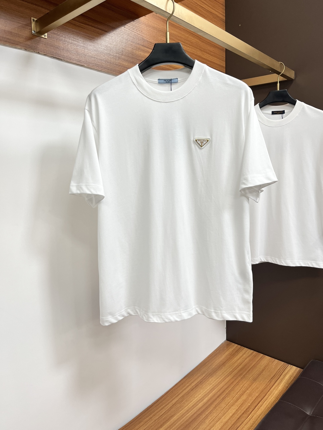 NO:849374,Prada exclusively provides new summer fashion and casual round neck short sleeves, high-density pure cotton fabrics, advanced dense needle embroidery, high-end European original T-shirts, trendy fashion casual half-sleeves, high breathability and comfort, impeccable details, brand element design concept, reflecting high quality. AM presents casual tailoring, and the upper body shape is awesome!  Size S-2XL,,prada,T-shirt,tees,t-shirt,19860909普拉达 独家专供夏季新款时尚休闲圆领短袖,高密度纯棉面料,高级密针刺绣、高端欧版原单T恤,潮流时尚休闲半袖 透气舒适度高,细节无可挑剔,品牌元素设计理念,体现高品质.AM呈现休闲裁剪,上身版型超赞！码数S-2XL,,prada,T-shirt,tees，t-shirt,,Men's clothing