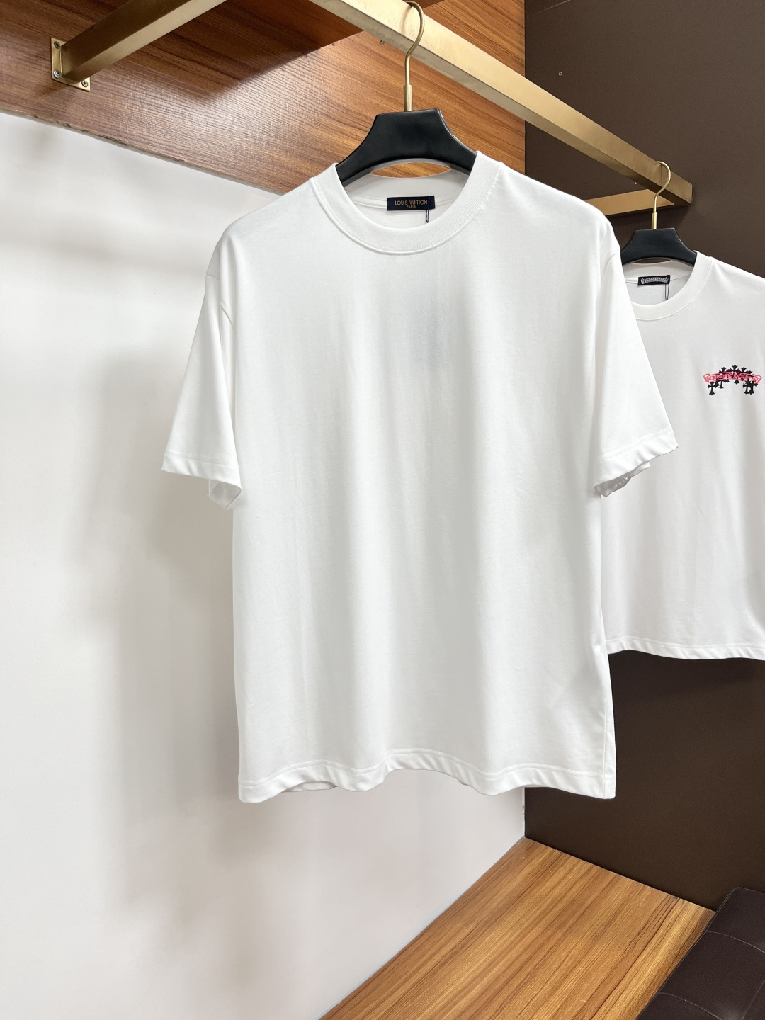 NO:849377,LV exclusively supplies new summer fashion and casual round-neck short-sleeves, high-density pure cotton fabrics, advanced dense needle embroidery, high-end European original T-shirts, trendy and fashionable casual half-sleeves with high breathability and comfort, impeccable details, brand element design concept, reflecting high quality. AM presents casual tailoring, and the upper body shape is awesome!  Size S-2XL,,louis vuitton,T-shirt,tees,t-shirt,19860909LV 独家专供夏季新款时尚休闲圆领短袖,高密度纯棉面料,高级密针刺绣、高端欧版原单T恤,潮流时尚休闲半袖 透气舒适度高,细节无可挑剔,品牌元素设计理念,体现高品质.AM呈现休闲裁剪,上身版型超赞！码数S-2XL,,louis vuitton,T-shirt,tees，t-shirt,,Men's clothing