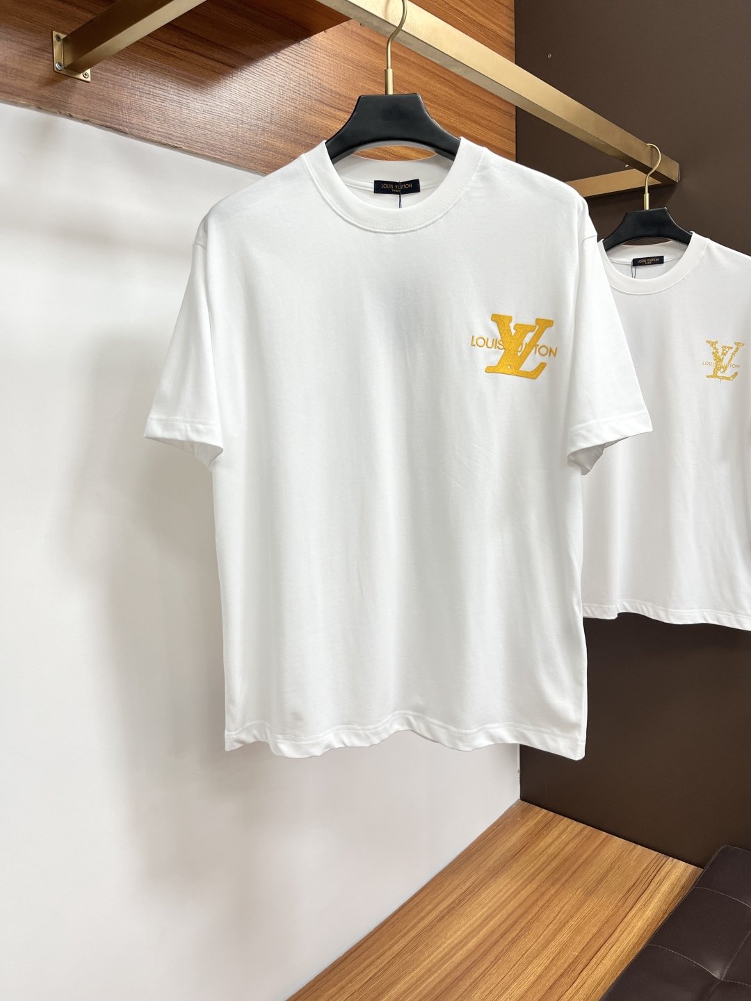 NO:843633,LV exclusively supplies new summer fashion and casual round-neck short-sleeves, high-density pure cotton fabrics, advanced dense needle embroidery, high-end European original T-shirts, trendy and fashionable casual half-sleeves with high breathability and comfort, impeccable details, brand element design concept, reflecting high quality. AM presents casual tailoring, and the upper body shape is awesome!  Size S-2XL,,louis vuitton,T-shirt,tees,t-shirt,19860909LV 独家专供夏季新款时尚休闲圆领短袖,高密度纯棉面料,高级密针刺绣、高端欧版原单T恤,潮流时尚休闲半袖 透气舒适度高,细节无可挑剔,品牌元素设计理念,体现高品质.AM呈现休闲裁剪,上身版型超赞！码数S-2XL,,louis vuitton,T-shirt,tees，t-shirt,,Men's clothing