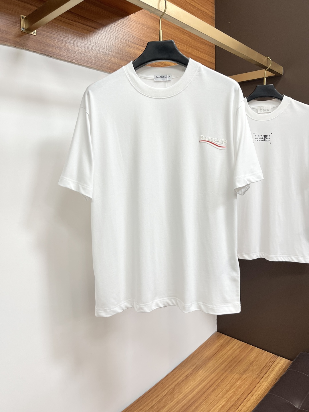NO:849365,Balenciaga exclusively provides summer new fashion and casual round neck short-sleeves, high-density pure cotton fabrics, advanced dense needle embroidery, high-end European original T-shirts, trendy fashion casual half-sleeves, high breathability and comfort, impeccable details, brand element design concept, reflecting high quality. AM presents casual tailoring, and the upper body shape is awesome!  Size S-2XL,,balenciaga,T-shirt,tees,t-shirt,19860909巴黎世家 独家专供夏季新款时尚休闲圆领短袖,高密度纯棉面料,高级密针刺绣、高端欧版原单T恤,潮流时尚休闲半袖 透气舒适度高,细节无可挑剔,品牌元素设计理念,体现高品质.AM呈现休闲裁剪,上身版型超赞！码数S-2XL,,balenciaga,T-shirt,tees，t-shirt,,Men's clothing