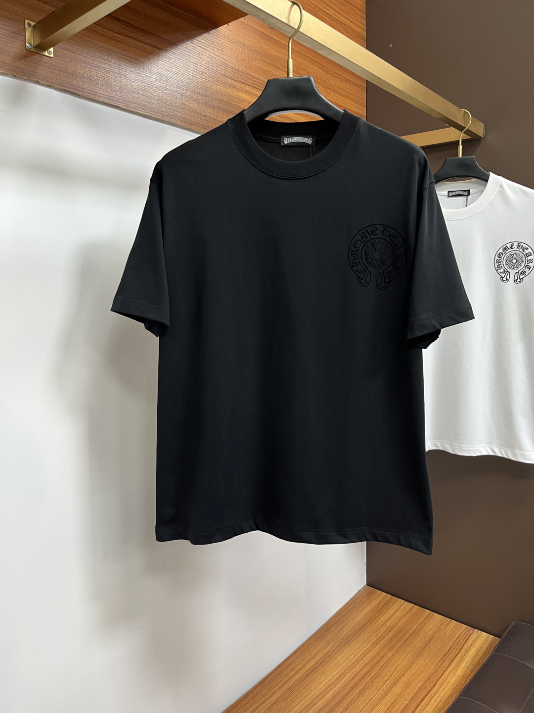 NO:849359,Croxin exclusively provides new summer fashion and casual round neck short-sleeves, high-density pure cotton fabrics, advanced dense needle embroidery, high-end European original single T-shirts, trendy fashion casual half-sleeves, high breathability and comfort, impeccable details, brand element design concept, reflecting high quality. AM presents casual tailoring, and the upper body shape is awesome!  Size S-2XL,,chrome hearts,T-shirt,tees,t-shirt,19860909克罗心 独家专供夏季新款时尚休闲圆领短袖,高密度纯棉面料,高级密针刺绣、高端欧版原单T恤,潮流时尚休闲半袖 透气舒适度高,细节无可挑剔,品牌元素设计理念,体现高品质.AM呈现休闲裁剪,上身版型超赞！码数S-2XL,,chrome hearts,T-shirt,tees，t-shirt,,Men's clothing