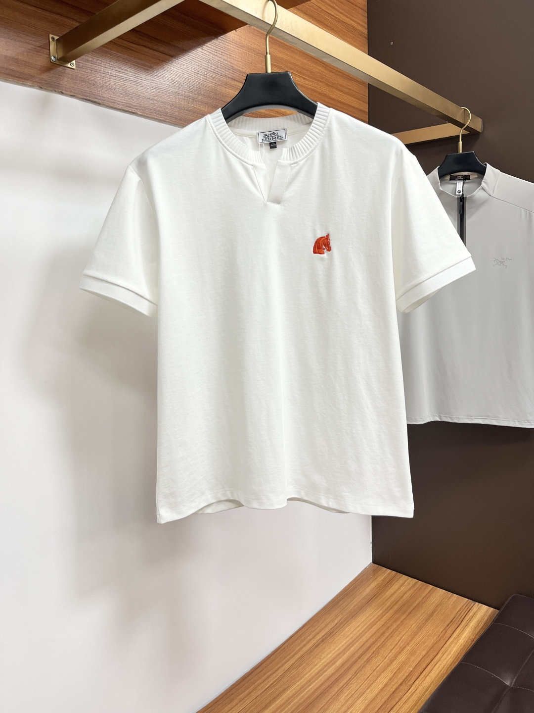 NO:843587,Hermès exclusively offers new summer fashion and casual round-neck short-sleeves, high-density cotton fabrics, high-end dense needle embroidery, high-end European original T-shirts, trendy fashion casual half-sleeves with high breathability and comfort, impeccable details, brand element design concept, reflecting high quality. JW presents casual tailoring, and the upper body shape is awesome!  Size M-4XL,,hermes,T-shirt,tees,t-shirt,19860909爱马仕 独家专供夏季新款时尚休闲圆领短袖,高密度纯棉面料,高级密针刺绣、高端欧版原单T恤,潮流时尚休闲半袖 透气舒适度高,细节无可挑剔,品牌元素设计理念,体现高品质.JW呈现休闲裁剪,上身版型超赞！码数M-4XL,,hermes,T-shirt,tees，t-shirt,,Men's clothing