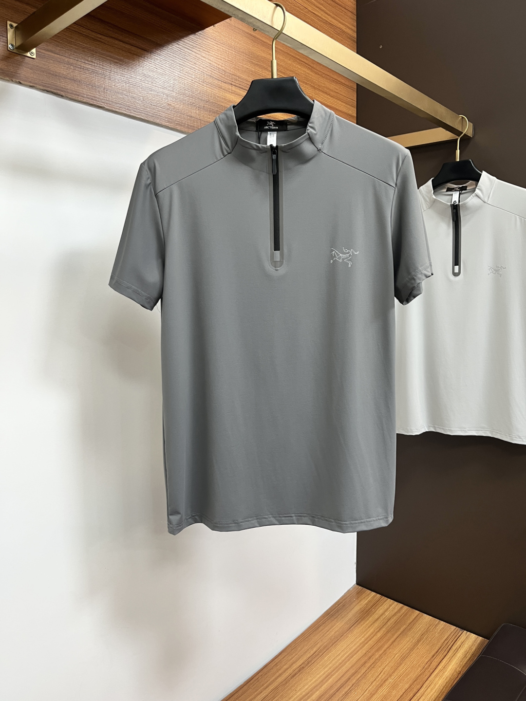 NO:843584,Arc'teryx exclusively supplies new summer fashion and casual round neck short sleeves, high-density pure cotton fabrics, high-end dense needle embroidery, high-end European original T-shirts, trendy fashion casual half-sleeves with high breathability and comfort, impeccable details, brand element design concept, reflecting high quality. JW presents casual tailoring, and the upper body shape is awesome!  Size M-4XL,arc'teryx,T-shirt,tees,t-shirt,19860909始祖鸟 独家专供夏季新款时尚休闲圆领短袖,高密度纯棉面料,高级密针刺绣、高端欧版原单T恤,潮流时尚休闲半袖 透气舒适度高,细节无可挑剔,品牌元素设计理念,体现高品质.JW呈现休闲裁剪,上身版型超赞！码数M-4XL,arc'teryx,T-shirt,tees，t-shirt,,Men's clothing