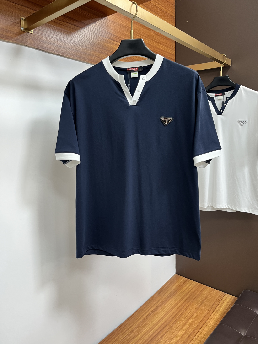 NO:843581,Prada exclusively provides new summer fashion and casual round-neck short-sleeves, high-density cotton fabrics, high-end dense needle embroidery, high-end European original T-shirts, trendy fashion casual half-sleeves, high breathability and comfort, impeccable details, brand element design concept, reflecting high quality. JW presents casual tailoring, and the upper body shape is awesome!  Size M-4XL,,prada,T-shirt,tees,t-shirt,19860909普拉达 独家专供夏季新款时尚休闲圆领短袖,高密度纯棉面料,高级密针刺绣、高端欧版原单T恤,潮流时尚休闲半袖 透气舒适度高,细节无可挑剔,品牌元素设计理念,体现高品质.JW呈现休闲裁剪,上身版型超赞！码数M-4XL,,prada,T-shirt,tees，t-shirt,,Men's clothing