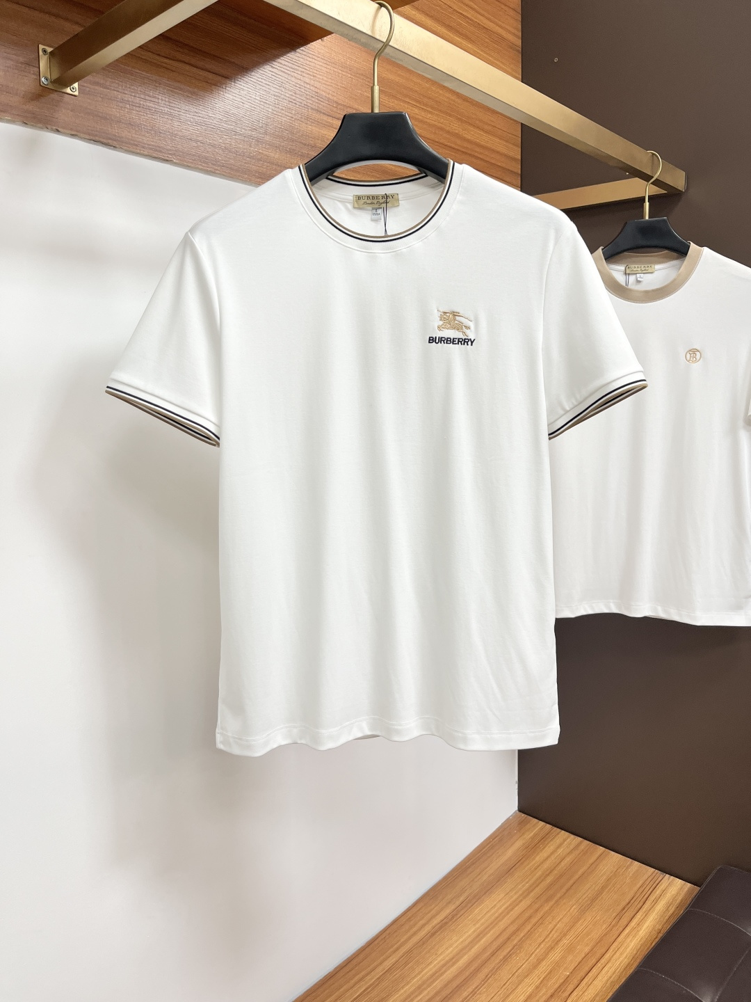 NO:843578,Burberry exclusively provides new summer fashion and casual round-neck short-sleeves, high-density pure cotton fabrics, advanced dense needle embroidery, high-end European original T-shirts, trendy fashion casual half-sleeves, high breathability and comfort, impeccable details, brand element design concept, reflecting high quality. JW presents casual tailoring, and the upper body shape is awesome!  Size M-4XL,,burberry,T-shirt,tees,t-shirt,19860909巴宝莉 独家专供夏季新款时尚休闲圆领短袖,高密度纯棉面料,高级密针刺绣、高端欧版原单T恤,潮流时尚休闲半袖 透气舒适度高,细节无可挑剔,品牌元素设计理念,体现高品质.JW呈现休闲裁剪,上身版型超赞！码数M-4XL,,burberry,T-shirt,tees，t-shirt,,Men's clothing