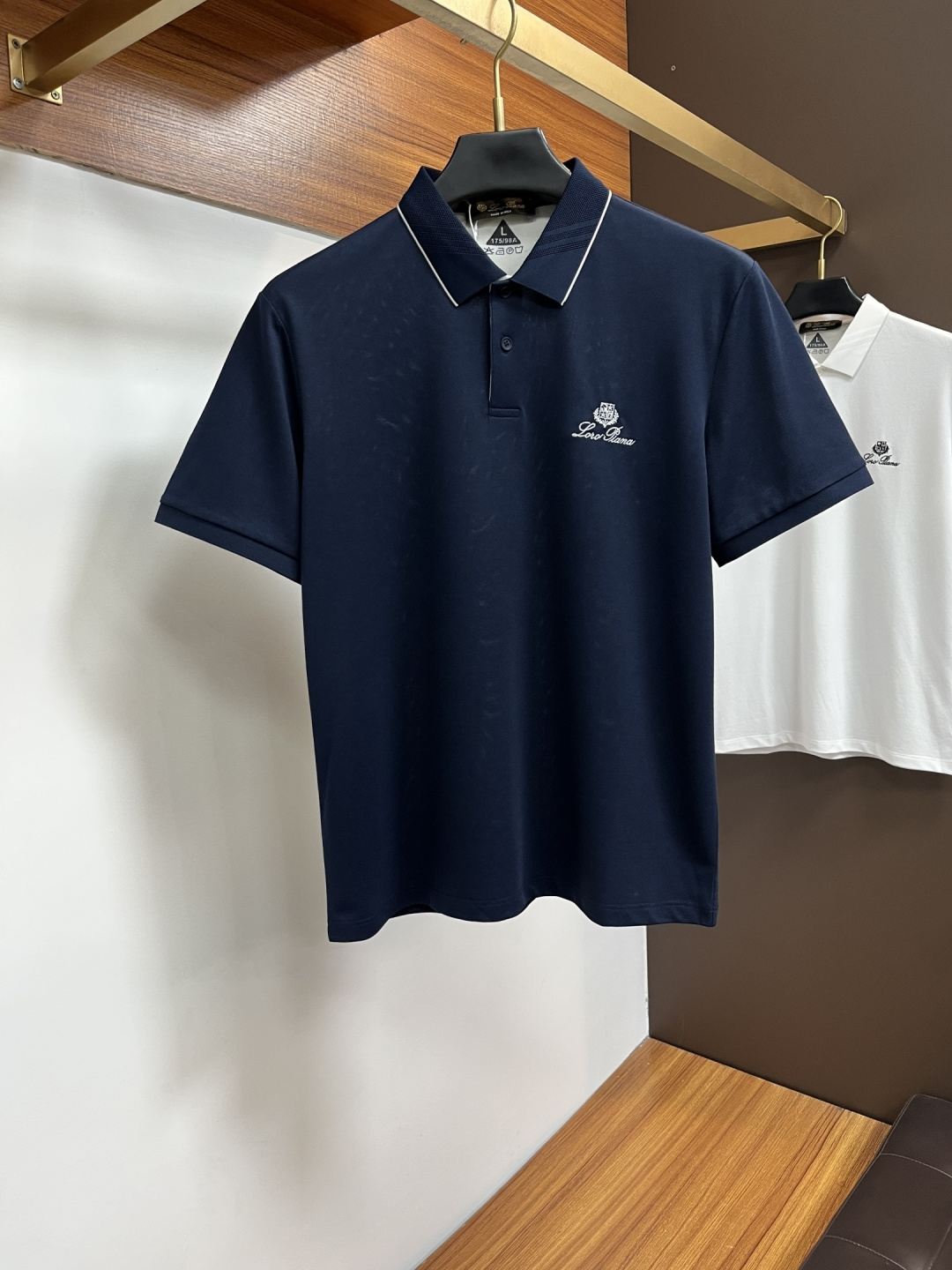 NO:843590,Nuoyoupanya  The classic Polo collar design for spring and summer 2026, with simple single-breasted buttons, neat and smooth lines, cleverly modifying the neck line, showing an elegant gentleman's style. The exquisite brand logo on the left chest uses a seamless gluing process, which is delicate and smooth, showing a luxurious texture in a low-key manner, showing the brand's ingenuity and pursuit of quality in every detail. Selected high-quality fabrics,  It feels soft and smooth, has good breathability, and is comfortable to wear. Whether it is worn with casual trousers to attend business occasions to show professionalism or combined with jeans to create a daily look to create a relaxed and comfortable atmosphere, it can be perfectly adapted. JW helps you interpret various styles with ease and show your unique taste. Sizes M-4XL,,jeans,19860909诺悠翩雅 2026春夏经典的Polo领设计,搭配简洁的单排扣,线条利落流畅,巧妙修饰颈部线条,彰显优雅绅士格调.左胸处精致的品牌标识,采用无痕压胶工艺,细腻而平整,低调间流露奢华质感,于细微之处展现品牌匠心与品质追求.精选优质面料,触感柔软顺滑,透气性佳,穿着舒适自在.无论是搭配休闲西裤出席商务场合,展现专业干练；还是与牛仔裤组合打造日常造型,营造轻松惬意氛围,它都能完美适配,JW助你以从容姿态诠释多样风格,尽显独特品味.尺码M-4XL,,jeans,,Men's clothing