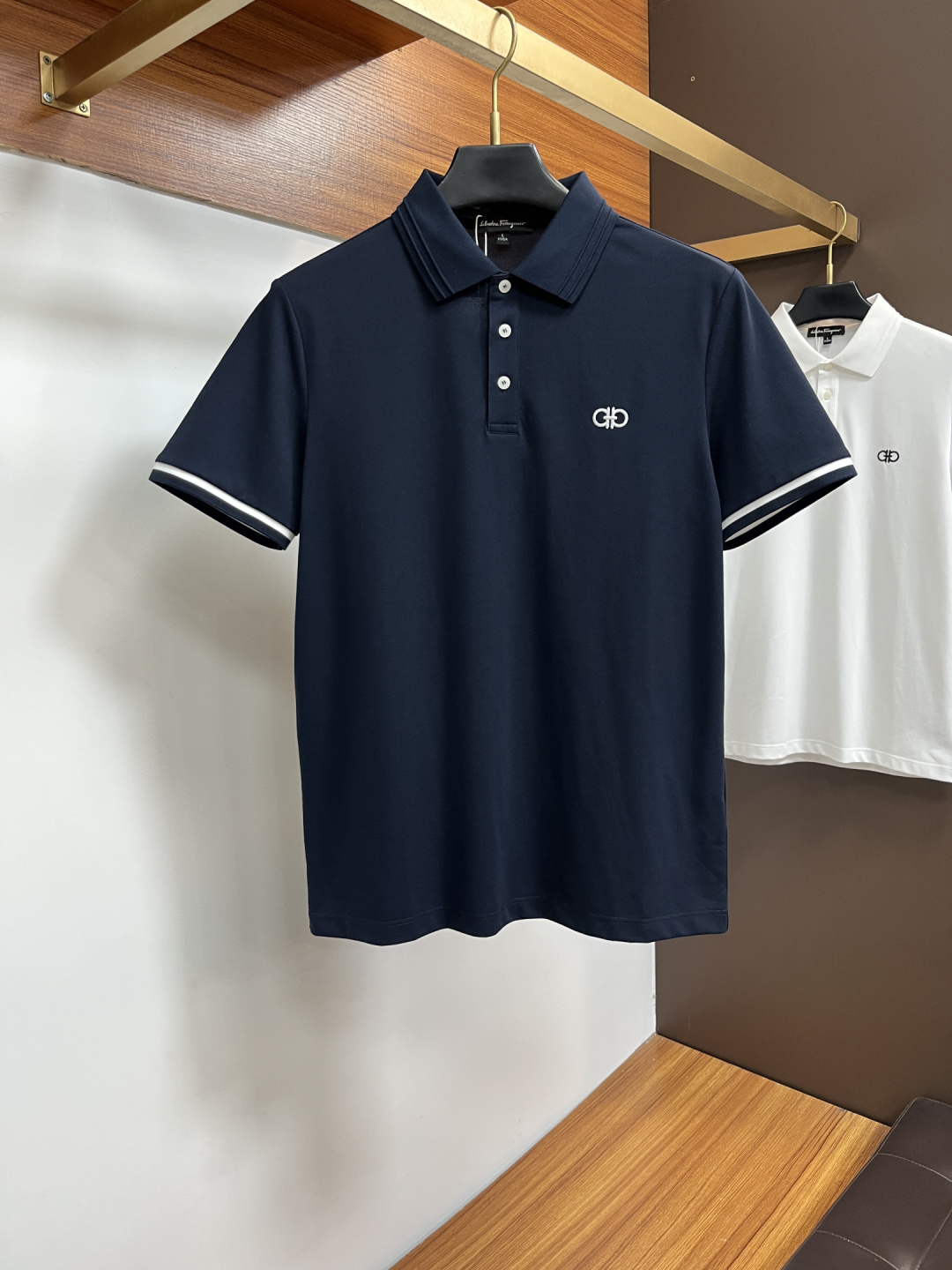 NO:843599,ferragamo  The classic Polo collar design for spring and summer 2026, with simple single-breasted buttons, neat and smooth lines, cleverly modifying the neck line, showing an elegant gentleman's style. The exquisite brand logo on the left chest uses a seamless gluing process, which is delicate and smooth, showing a luxurious texture in a low-key manner, showing the brand's ingenuity and pursuit of quality in every detail. Selected high-quality fabrics, soft and smooth to the touch  It is slippery, has good breathability, and is comfortable to wear. Whether it is paired with casual trousers to attend business occasions to show professionalism; or combined with jeans to create a daily look to create a relaxed and comfortable atmosphere, it can be perfectly adapted. JW helps you interpret various styles with calmness and show your unique taste. Sizes M-4XL,,ferragamo,jeans,19860909菲拉格慕 2026春夏经典的Polo领设计,搭配简洁的单排扣,线条利落流畅,巧妙修饰颈部线条,彰显优雅绅士格调.左胸处精致的品牌标识,采用无痕压胶工艺,细腻而平整,低调间流露奢华质感,于细微之处展现品牌匠心与品质追求.精选优质面料,触感柔软顺滑,透气性佳,穿着舒适自在.无论是搭配休闲西裤出席商务场合,展现专业干练；还是与牛仔裤组合打造日常造型,营造轻松惬意氛围,它都能完美适配,JW助你以从容姿态诠释多样风格,尽显独特品味.尺码M-4XL,,ferragamo,jeans,,Men's clothing