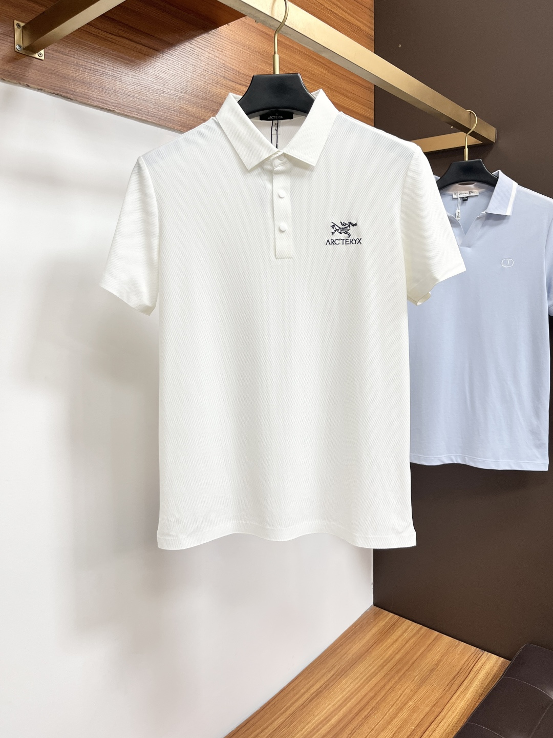 NO:843593,Archaeopteryx  The classic Polo collar design for spring and summer 2026, with simple single-breasted buttons, neat and smooth lines, cleverly modifying the neck line, showing an elegant gentleman's style. The exquisite brand logo on the left chest uses a seamless gluing process, which is delicate and smooth, showing a luxurious texture in a low-key manner, showing the brand's ingenuity and pursuit of quality in every detail. Selected high-quality fabrics, soft and smooth to the touch  It is slippery, has good breathability, and is comfortable to wear. Whether it is worn with casual trousers to attend business occasions to show professionalism; or combined with jeans to create a daily look to create a relaxed and comfortable atmosphere, it can be perfectly adapted. JW helps you interpret various styles with ease and show your unique taste. Sizes M-4XL, arc'teryx, jeans,19860909始祖鸟 2026春夏经典的Polo领设计,搭配简洁的单排扣,线条利落流畅,巧妙修饰颈部线条,彰显优雅绅士格调.左胸处精致的品牌标识,采用无痕压胶工艺,细腻而平整,低调间流露奢华质感,于细微之处展现品牌匠心与品质追求.精选优质面料,触感柔软顺滑,透气性佳,穿着舒适自在.无论是搭配休闲西裤出席商务场合,展现专业干练；还是与牛仔裤组合打造日常造型,营造轻松惬意氛围,它都能完美适配,JW助你以从容姿态诠释多样风格,尽显独特品味.尺码M-4XL,arc'teryx,jeans,,Men's clothing