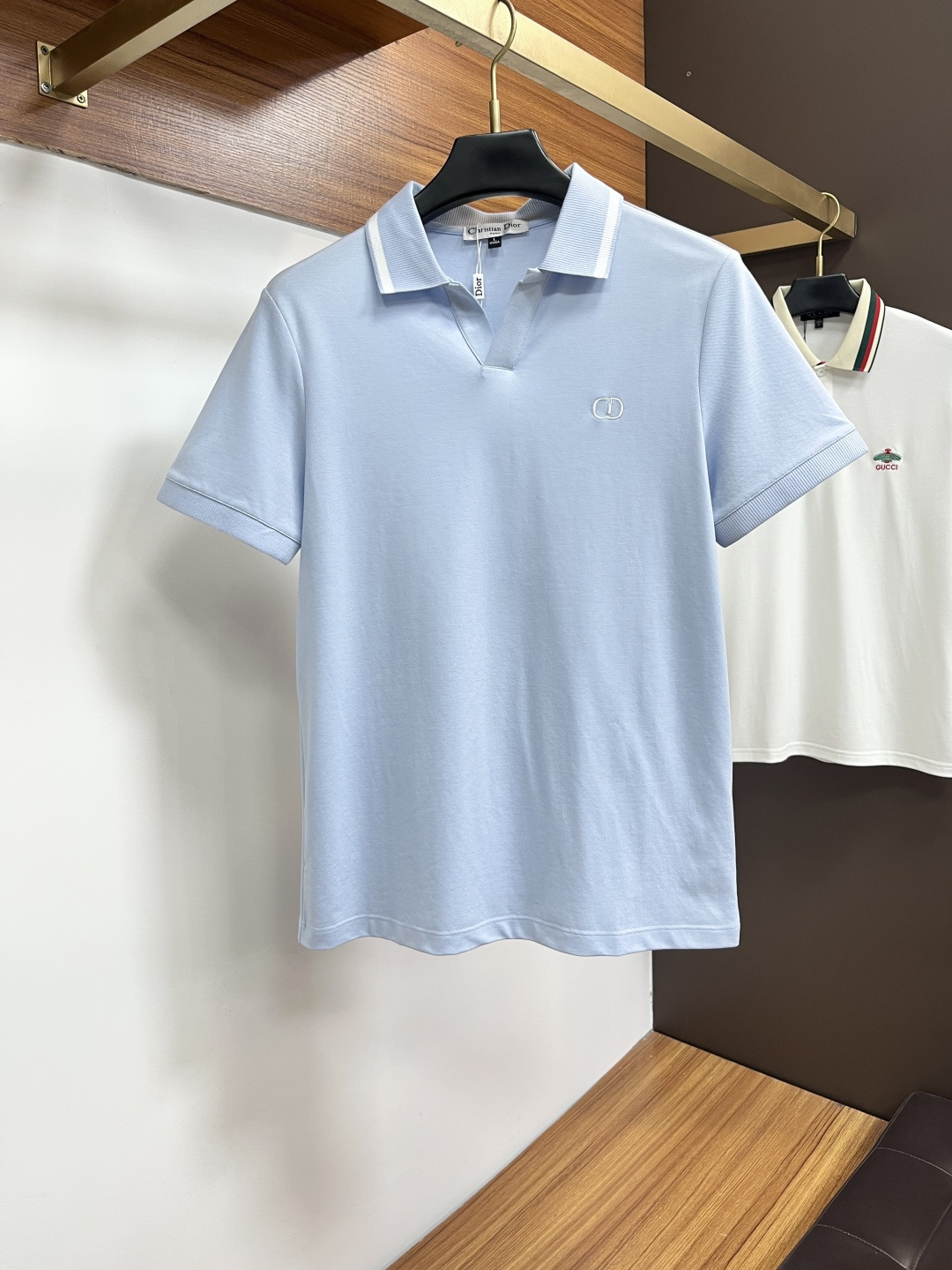 NO:843596,Dior  The classic Polo collar design for spring and summer 2026, with simple single-breasted buttons, neat and smooth lines, cleverly modifying the neck line, showing an elegant gentleman's style. The exquisite brand logo on the left chest uses a seamless gluing process, which is delicate and smooth, revealing a luxurious texture in a low-key manner, showing the brand's ingenuity and pursuit of quality in every detail. Selected high-quality fabrics, soft to the touch  It is soft and smooth, has good breathability, and is comfortable to wear. Whether it is paired with casual trousers to attend business occasions to show professionalism or combined with jeans to create a daily look to create a relaxed and comfortable atmosphere, it can be perfectly adapted. JW helps you interpret various styles with ease and show your unique taste. Sizes M-4XL, dior, jeans,19860909迪奥 2026春夏经典的Polo领设计,搭配简洁的单排扣,线条利落流畅,巧妙修饰颈部线条,彰显优雅绅士格调.左胸处精致的品牌标识,采用无痕压胶工艺,细腻而平整,低调间流露奢华质感,于细微之处展现品牌匠心与品质追求.精选优质面料,触感柔软顺滑,透气性佳,穿着舒适自在.无论是搭配休闲西裤出席商务场合,展现专业干练；还是与牛仔裤组合打造日常造型,营造轻松惬意氛围,它都能完美适配,JW助你以从容姿态诠释多样风格,尽显独特品味.尺码M-4XL,,dior,jeans,,Men's clothing