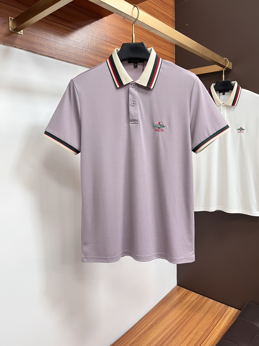 NO:858633,gucci  The classic Polo collar design for spring and summer 2026, with simple single-breasted buttons, neat and smooth lines, cleverly modifying the neck line, showing an elegant gentleman's style. The exquisite brand logo on the left chest uses a seamless gluing process, which is delicate and smooth, showing a luxurious texture in a low-key manner, showing the brand's ingenuity and pursuit of quality in every detail. Selected high-quality fabrics,  It feels soft and smooth, has good breathability, and is comfortable to wear. Whether it is worn with casual trousers to attend business occasions to show professionalism or combined with jeans to create a daily look to create a relaxed and comfortable atmosphere, it can be perfectly adapted. JW helps you interpret various styles with ease and show your unique taste. Sizes M-4XL,,jeans,19860909古奇 2026春夏经典的Polo领设计,搭配简洁的单排扣,线条利落流畅,巧妙修饰颈部线条,彰显优雅绅士格调.左胸处精致的品牌标识,采用无痕压胶工艺,细腻而平整,低调间流露奢华质感,于细微之处展现品牌匠心与品质追求.精选优质面料,触感柔软顺滑,透气性佳,穿着舒适自在.无论是搭配休闲西裤出席商务场合,展现专业干练；还是与牛仔裤组合打造日常造型,营造轻松惬意氛围,它都能完美适配,JW助你以从容姿态诠释多样风格,尽显独特品味.尺码M-4XL,,jeans,,Men's clothing