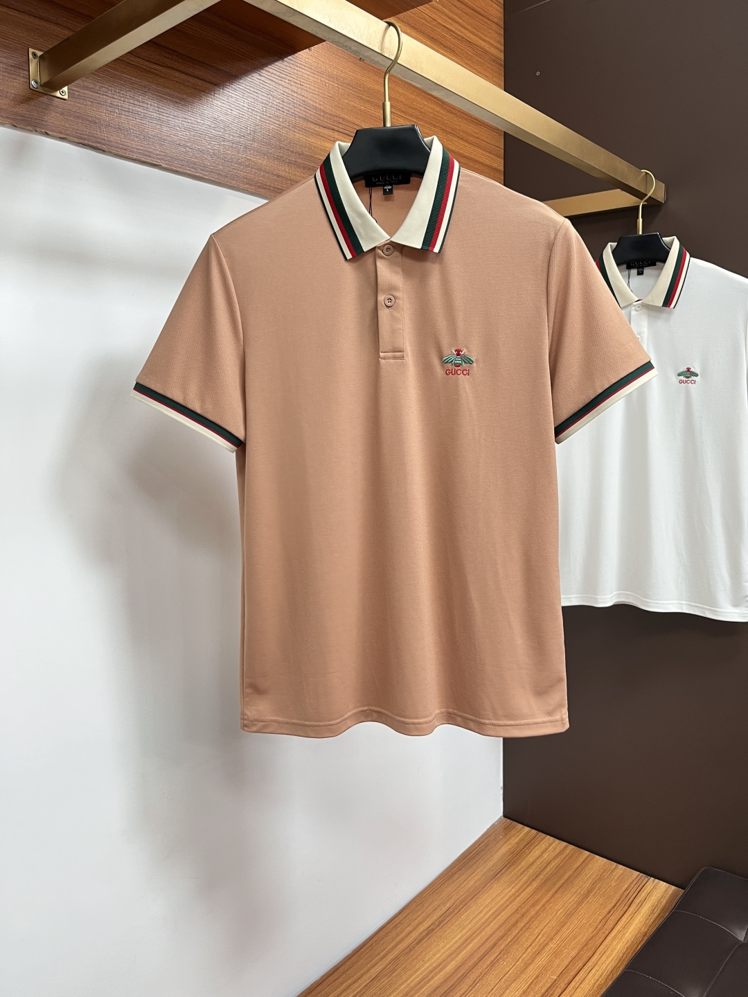 NO:843573,Gucci  The classic Polo collar design for spring and summer 2026, with simple single-breasted buttons, neat and smooth lines, cleverly modifying the neck line, showing an elegant gentleman's style. The exquisite brand logo on the left chest uses a seamless gluing process, which is delicate and smooth, showing a luxurious texture in a low-key manner, showing the brand's ingenuity and pursuit of quality in every detail. Selected high-quality fabrics,  It feels soft and smooth, has good breathability, and is comfortable to wear. Whether it is worn with casual trousers to attend business occasions to show professionalism or combined with jeans to create a daily look to create a relaxed and comfortable atmosphere, it can be perfectly adapted. JW helps you interpret various styles with ease and show your unique taste. Sizes M-4XL,,jeans,19860909古奇 2026春夏经典的Polo领设计,搭配简洁的单排扣,线条利落流畅,巧妙修饰颈部线条,彰显优雅绅士格调.左胸处精致的品牌标识,采用无痕压胶工艺,细腻而平整,低调间流露奢华质感,于细微之处展现品牌匠心与品质追求.精选优质面料,触感柔软顺滑,透气性佳,穿着舒适自在.无论是搭配休闲西裤出席商务场合,展现专业干练；还是与牛仔裤组合打造日常造型,营造轻松惬意氛围,它都能完美适配,JW助你以从容姿态诠释多样风格,尽显独特品味.尺码M-4XL,,jeans,,Men's clothing