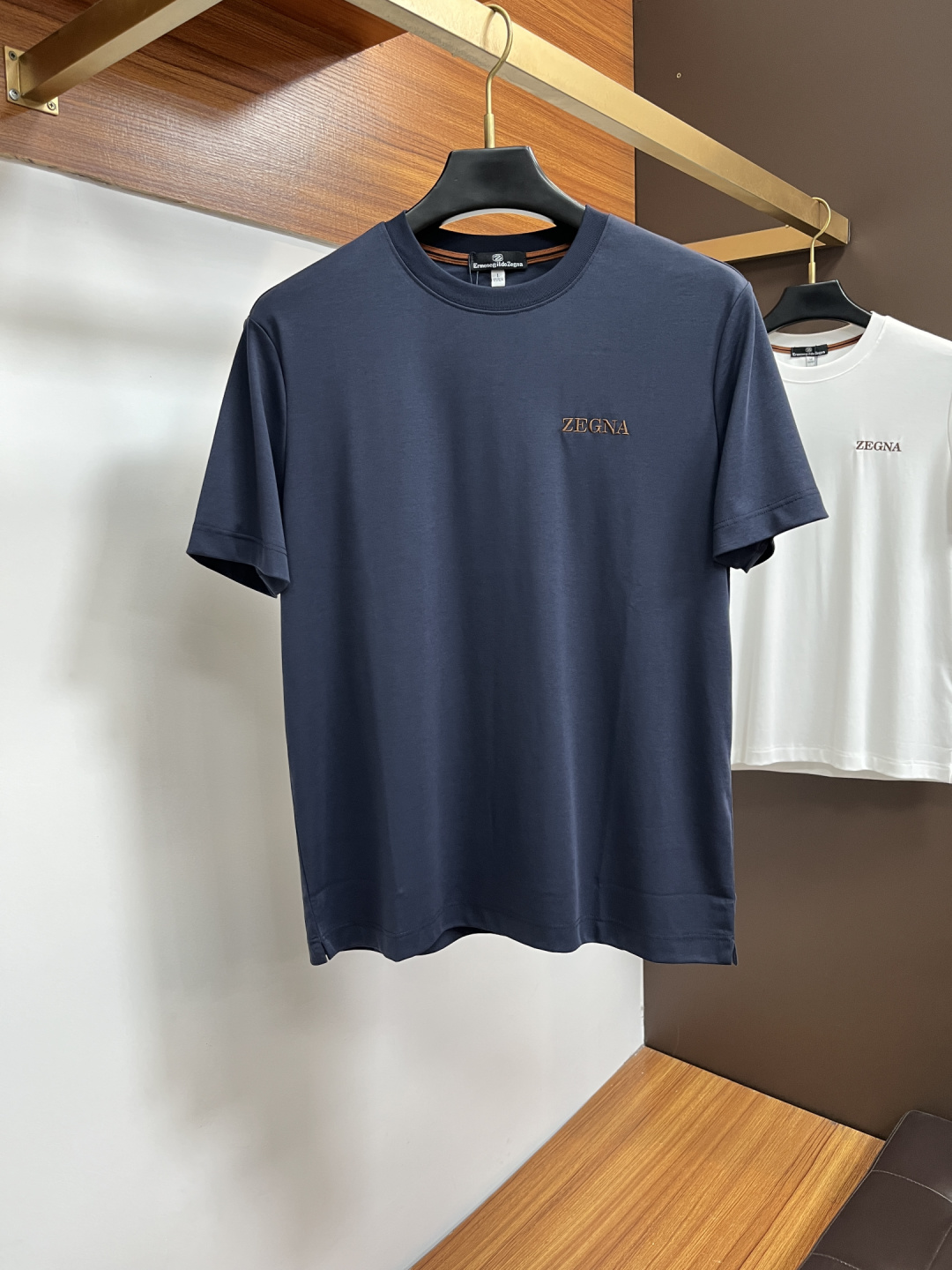 NO:833820,Ermenegildo Zegna exclusively provides new summer fashion and casual round-neck short-sleeves, high-density pure cotton fabrics, advanced dense needle embroidery, high-end European original T-shirts, trendy fashion casual half-sleeves with high breathability and comfort, impeccable details, brand element design concept, reflecting high quality. JW presents casual tailoring, and the upper body shape is awesome!  Size M-4XL,,zegna,T-shirt,tees,t-shirt,19860909杰尼亚 独家专供夏季新款时尚休闲圆领短袖,高密度纯棉面料,高级密针刺绣、高端欧版原单T恤,潮流时尚休闲半袖 透气舒适度高,细节无可挑剔,品牌元素设计理念,体现高品质.JW呈现休闲裁剪,上身版型超赞！码数M-4XL,,zegna,T-shirt,tees，t-shirt,,Men's clothing