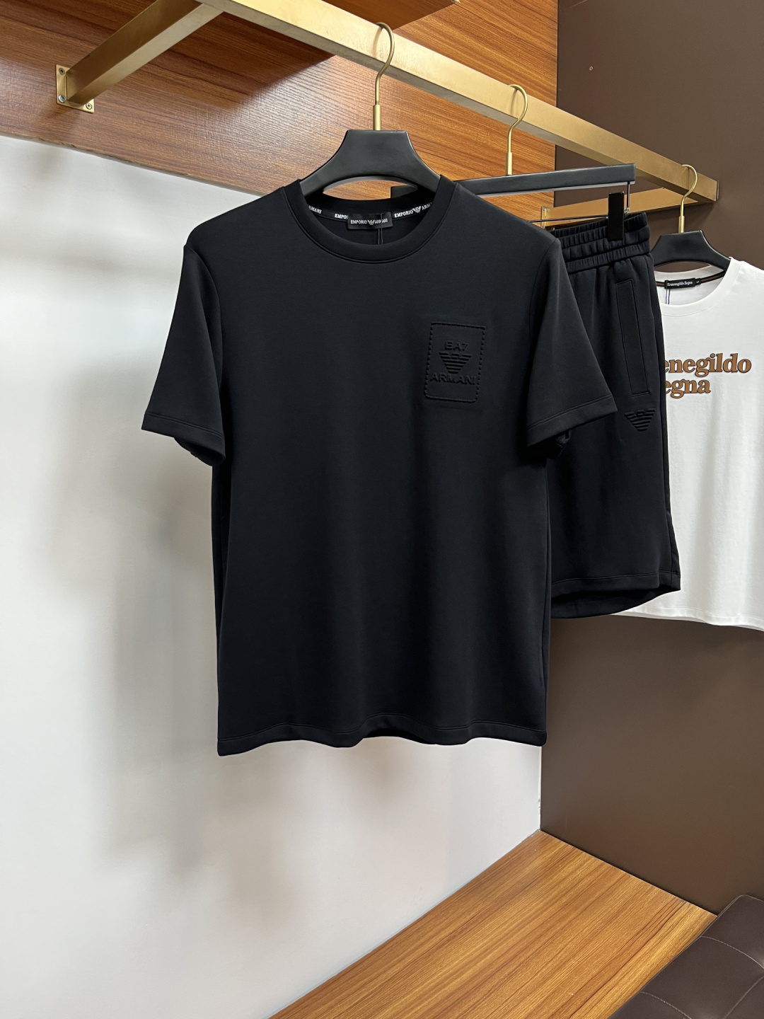 NO:846361,Armani 2026 spring and summer latest model, same style for men and women, classic design short-sleeved T-shirt shorts suit, slightly expanded version, customized air layer fabric, soft to the touch, comfortable to wear, fine workmanship. The upper body effect is invincible and handsome, AL size M-4XL,,armani,shorts,T-shirt,tees,t-shirt,19860909阿玛尼 2026春夏最新款,男女同款,经典设计短袖T恤短裤套装,微扩版型,定制空气层面料,手感柔软,穿着舒适,做工精细.上身效果无敌帅气,AL码数M-4XL,,armani,shorts,T-shirt,tees，t-shirt,,Men's clothing