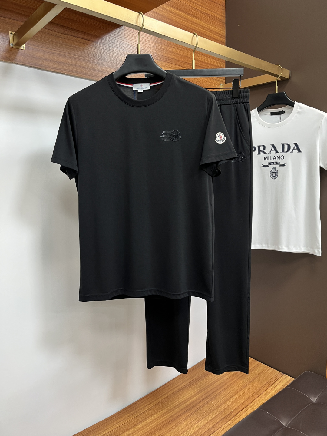 NO:846387,Mengkou 2026 spring and summer new casual suit, the latest model is exclusively available on the entire network!  !  ~It is both classic and fashionable, who doesn’t love it? It shows the classic again, it is very eye-catching, and it has a low-luxury aura and recognition!  The traditional brand concept and modern advanced technology are perfectly combined. Together with the extremely modern and simple design, exclusive logo embroidery design!  Customized 100% mercerized cotton fabric!  The texture of this BA model is quite impressive. You can tell the specifications and grades at your fingertips. The level of finesse and breathability are top-notch!  Size M-3XL,,Moncler,19860909蒙口 2026春夏新款休闲套装,最新款全网独家首上！！~既经典有时尚百搭,谁不爱啊,将经典再次展现,非常的耐看,自带低奢光环与辨识度！传统的品牌理念和现代化的先进技术进行了完美结合.加上极其现代摩登风范的简约设计,专属logo刺绣设计！定制百分百丝光棉的面料！BA此款的质感相当感人 触手便知规格档次 细腻程度与透气效果堪称顶级！尺码M-3XL,,Moncler,,Men's clothing