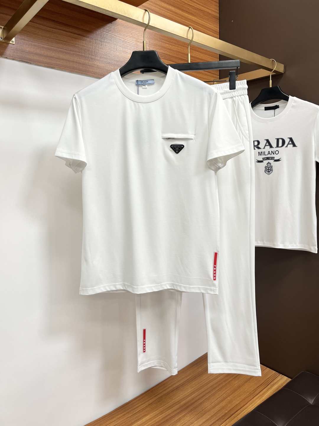NO:833759,Prada 2026 spring and summer new casual suits, the latest models are exclusively available online!  !  ~It is both classic and fashionable, who doesn’t love it? It shows the classic again, it is very eye-catching, and it has a low-luxury aura and recognition!  The traditional brand concept and modern advanced technology are perfectly combined. Together with the extremely modern and simple design, exclusive logo embroidery design!  Customized 100% mercerized cotton fabric!  The texture of this BA model is quite impressive. You can tell the specifications and grades at your fingertips. The level of finesse and breathability are top-notch!  Size L-4XL,,prada,19860909普拉达 2026春夏新款休闲套装,最新款全网独家首上！！~既经典有时尚百搭,谁不爱啊,将经典再次展现,非常的耐看,自带低奢光环与辨识度！传统的品牌理念和现代化的先进技术进行了完美结合.加上极其现代摩登风范的简约设计,专属logo刺绣设计！定制百分百丝光棉的面料！BA此款的质感相当感人 触手便知规格档次 细腻程度与透气效果堪称顶级！尺码L-4XL,,prada,,Men's clothing