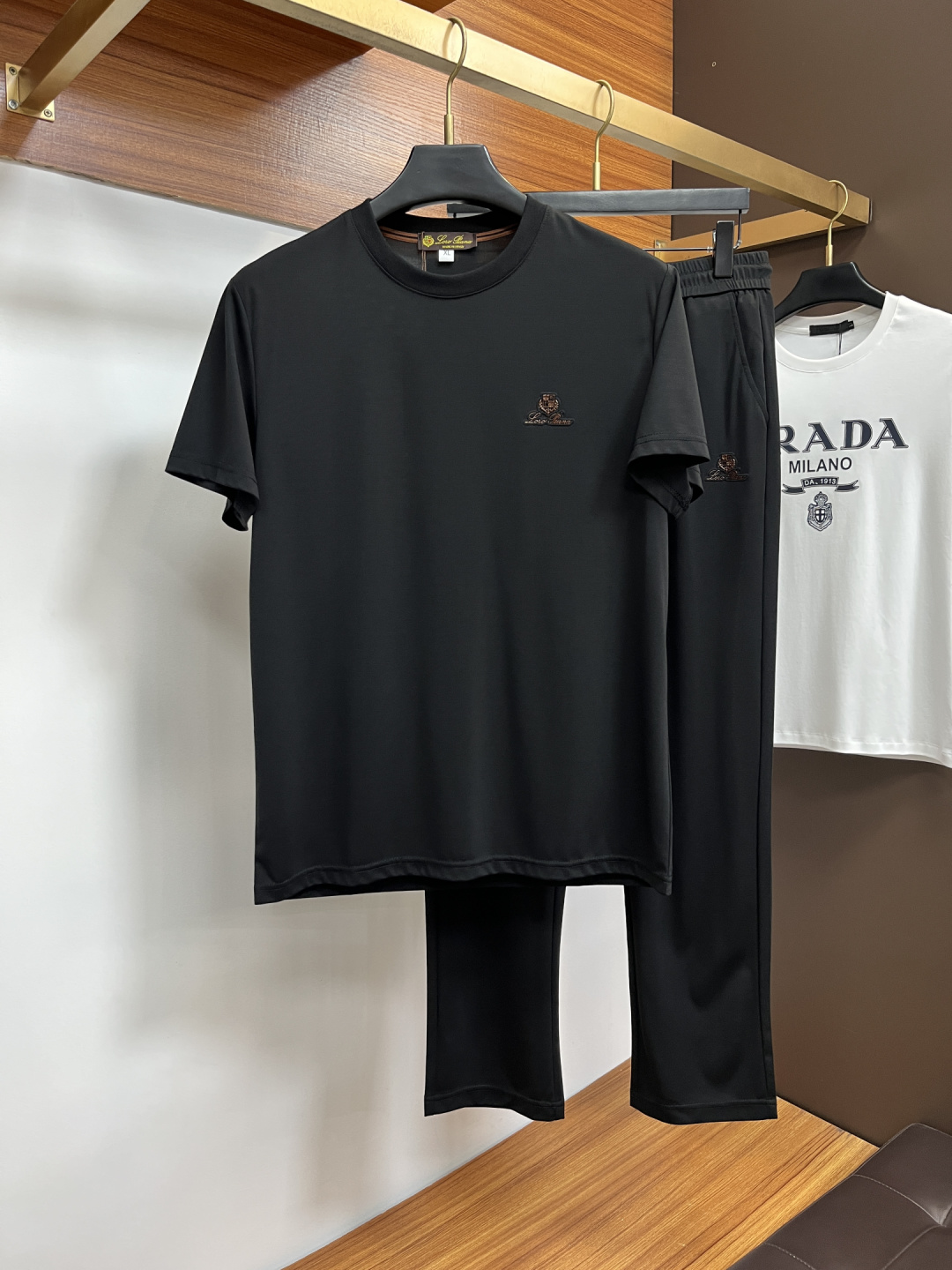 NO:833752,Nuoyou Panya 2026 spring and summer new casual suits, the latest models are exclusively available on the entire network!  !  ~It is both classic and fashionable, who doesn’t love it? It shows the classic again, it is very eye-catching, and it has a low-luxury aura and recognition!  The traditional brand concept and modern advanced technology are perfectly combined. Together with the extremely modern and simple design, exclusive logo embroidery design!  Customized 100% mercerized cotton fabric!  The texture of this BA model is quite impressive. You can tell the specifications and grades at your fingertips. The level of finesse and breathability are top-notch!  Size L-4XL,,19860909诺悠翩雅 2026春夏新款休闲套装,最新款全网独家首上！！~既经典有时尚百搭,谁不爱啊,将经典再次展现,非常的耐看,自带低奢光环与辨识度！传统的品牌理念和现代化的先进技术进行了完美结合.加上极其现代摩登风范的简约设计,专属logo刺绣设计！定制百分百丝光棉的面料！BA此款的质感相当感人 触手便知规格档次 细腻程度与透气效果堪称顶级！尺码L-4XL,,,Men's clothing