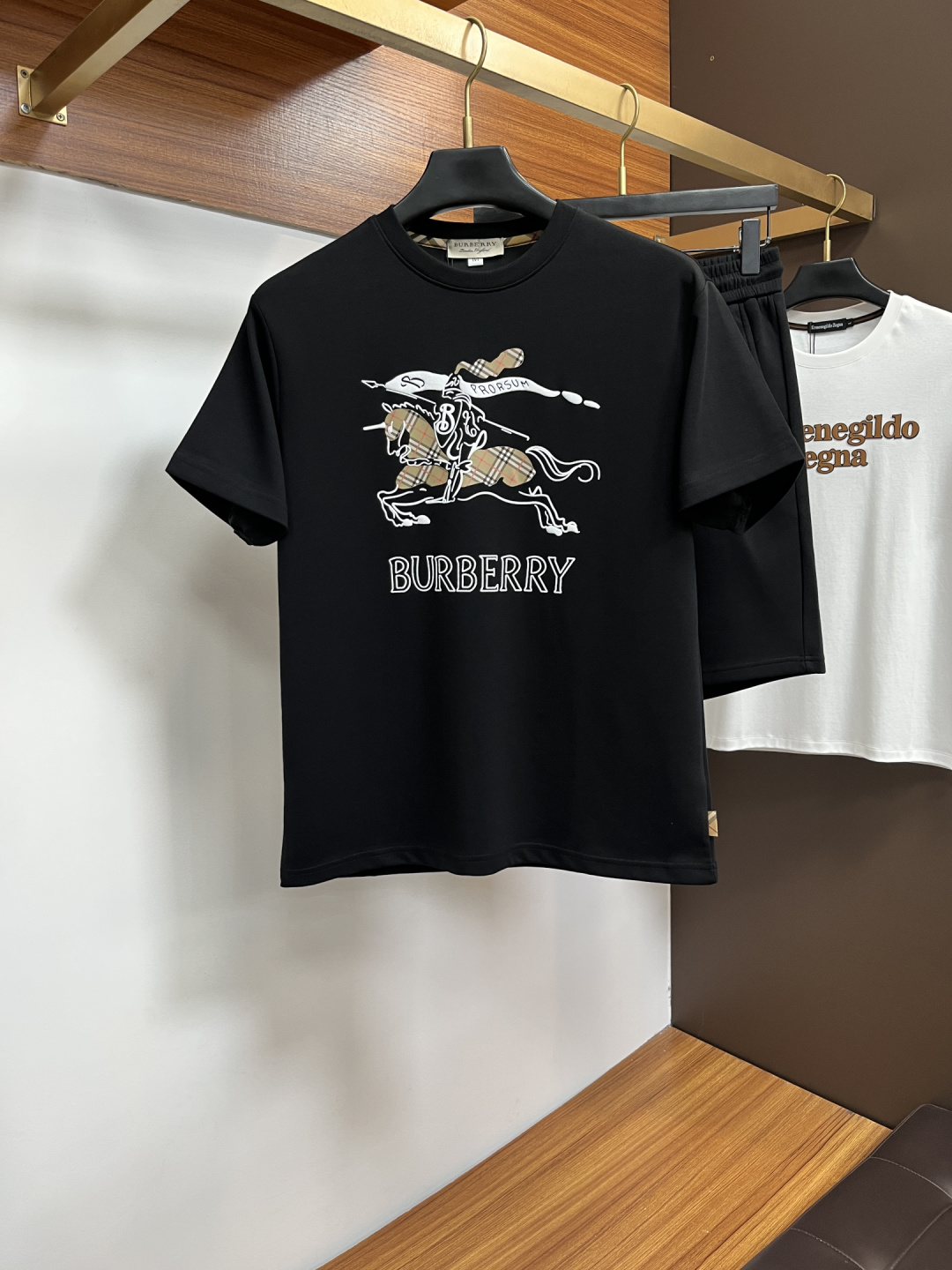 NO:847891,Burberry 2026 spring and summer latest model, same style for men and women, classic design short-sleeved T-shirt shorts suit, slightly expanded version, customized air layer fabric, soft to the touch, comfortable to wear, fine workmanship. The upper body effect is incomparably handsome, BA size M-3XL,, burberry, shorts, T-shirt, tees, t-shirt,19860909巴宝莉 2026春夏最新款,男女同款,经典设计短袖T恤短裤套装,微扩版型,定制空气层面料,手感柔软,穿着舒适,做工精细.上身效果无敌帅气,BA码数M-3XL,,burberry,shorts,T-shirt,tees，t-shirt,,Men's clothing