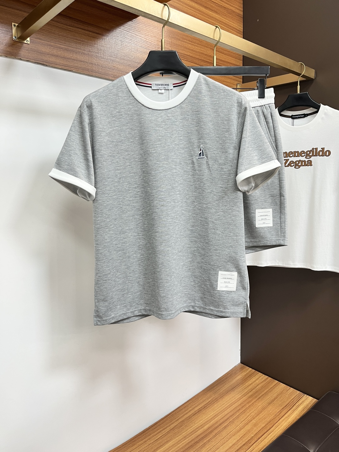 NO:836770,TB 2026 spring and summer latest style, same style for men and women, classic design short-sleeved T-shirt shorts suit, slightly expanded version, customized air layer fabric, soft to the touch, comfortable to wear, fine workmanship. The upper body effect is incomparably handsome, BA size M-3XL, shorts, T-shirt, tees, t-shirt,19860909TB 2026春夏最新款,男女同款,经典设计短袖T恤短裤套装,微扩版型,定制空气层面料,手感柔软,穿着舒适,做工精细.上身效果无敌帅气,BA码数M-3XL,,shorts,T-shirt,tees，t-shirt,,Men's clothing