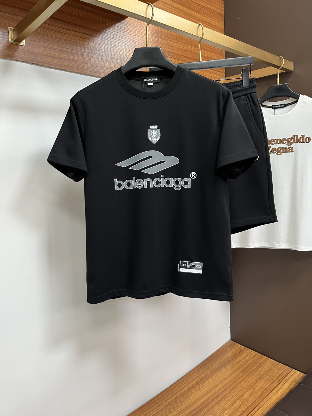 NO:836802,Balenciaga 2026 spring and summer latest model, same style for men and women, classic design short-sleeved T-shirt shorts suit, slightly expanded version, customized air layer fabric, soft to the touch, comfortable to wear, fine workmanship. The upper body effect is invincible and handsome, BA size M-3XL,, balenciaga, shorts, T-shirt, tees, t-shirt,19860909巴黎世家 2026春夏最新款,男女同款,经典设计短袖T恤短裤套装,微扩版型,定制空气层面料,手感柔软,穿着舒适,做工精细.上身效果无敌帅气,BA码数M-3XL,,balenciaga,shorts,T-shirt,tees，t-shirt,,Men's clothing