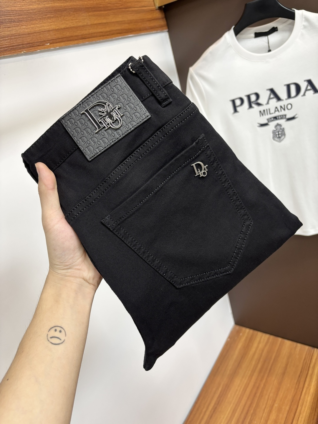 NO:849429,Dior's latest jeans in spring 2026 are stress-free when entering and leaving the store. Best-selling models in the counter. Taste and value are shared. Very comfortable to wear. Low-key yet luxurious. Very classy to wear. Needless to say the trousers style and cut. The upper body is exquisite and vivid. Really first-class and top-quality materials. Really palace-level casual pants, using Turkish cotton to produce the most famous denim. Excellent quality. Heavy washing makes the pants very soft. Straight-leg version.  Don’t be picky. The upper body is absolutely stylish. CX25 is extremely luxurious!  Size 29-38,,dior,jeans,19860909迪奥 2026年春季最新品牛仔裤出入专卖店无压力 专柜热销款 品味与价值共享 身穿着非常舒适 低调不失奢华 穿出去非常有档次,裤型款式和裁剪亦无需多言 上身精致跃然.真正一等一顶级质料 真正殿堂级的休闲裤,选用土耳其的棉花 生产出最有名的单宁布 品质卓然 经过重水洗使得裤子很柔软 直脚的版型 不挑人 上身绝对的有型 CX25 极度奢华！尺码29-38,,dior,jeans,,Men's clothing