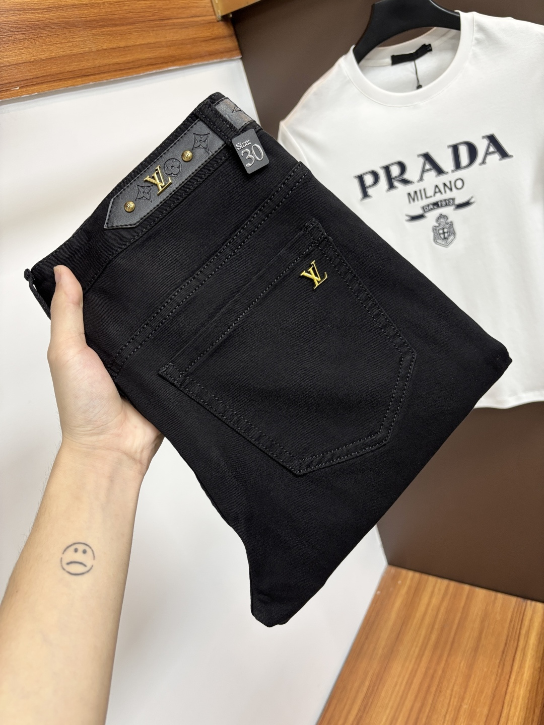 NO:849426,LV’s latest jeans in spring 2026 are stress-free when entering and leaving the store. Best-selling models in the counter. Taste and value are shared. Very comfortable to wear. Low-key yet luxurious. Very classy to wear. Needless to say the trousers style and cut. The upper body is exquisite and vivid. Really first-class top quality materials. Really palace-level casual pants, using Turkish cotton. The most famous denim is produced. The quality is outstanding. After heavy washing, the pants are very soft. The straight-leg shape is not picky.  The upper body is absolutely stylish. CX25 is extremely luxurious!  Size 29-38,,louis vuitton,jeans,19860909LV 2026年春季最新品牛仔裤出入专卖店无压力 专柜热销款 品味与价值共享 身穿着非常舒适 低调不失奢华 穿出去非常有档次,裤型款式和裁剪亦无需多言 上身精致跃然.真正一等一顶级质料 真正殿堂级的休闲裤,选用土耳其的棉花 生产出最有名的单宁布 品质卓然 经过重水洗使得裤子很柔软 直脚的版型 不挑人 上身绝对的有型 CX25 极度奢华！尺码29-38,,louis vuitton,jeans,,Men's clothing