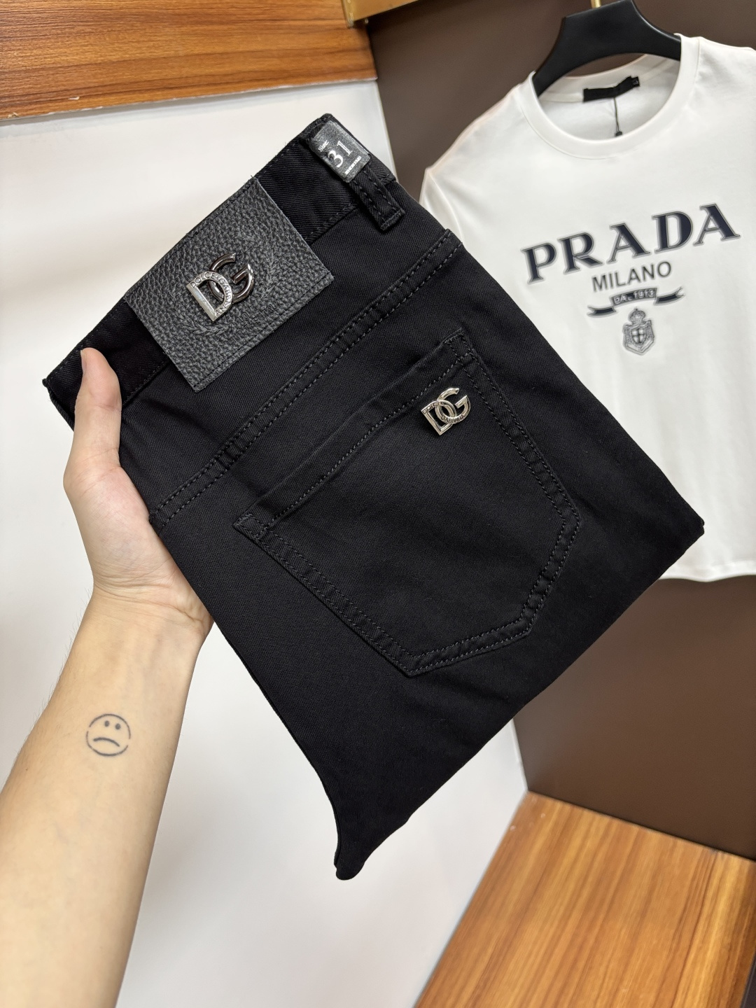 NO:849423,DG's latest jeans in spring 2026 are stress-free when entering and leaving the store. Best-selling models in the counter. Shared taste and value. Very comfortable to wear. Low-key yet luxurious. Very classy to wear. Needless to say the trousers style and cut. The upper body is exquisite and vivid. Really first-class and top-quality materials. Really palace-level casual pants, using Turkish cotton. The most famous denim is produced. The quality is outstanding. After heavy washing, the pants are very soft. The straight-leg version is not picky.  The upper body is absolutely stylish. CX25 is extremely luxurious!  Size 29-38,,jeans,19860909DG 2026年春季最新品牛仔裤出入专卖店无压力 专柜热销款 品味与价值共享 身穿着非常舒适 低调不失奢华 穿出去非常有档次,裤型款式和裁剪亦无需多言 上身精致跃然.真正一等一顶级质料 真正殿堂级的休闲裤,选用土耳其的棉花 生产出最有名的单宁布 品质卓然 经过重水洗使得裤子很柔软 直脚的版型 不挑人 上身绝对的有型 CX25 极度奢华！尺码29-38,,jeans,,Men's clothing