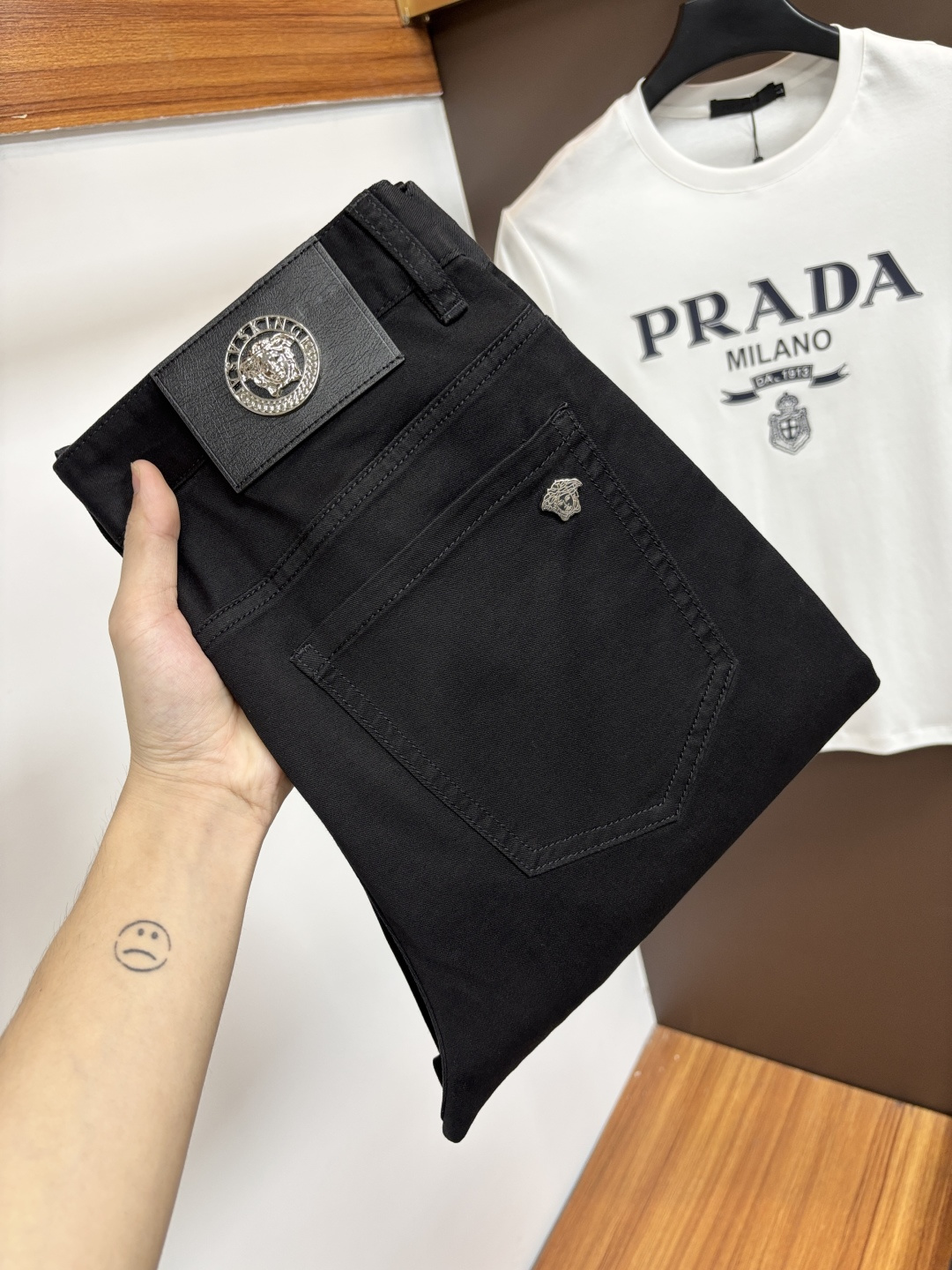 NO:840876,Versace's latest 2026 summer jeans are stress-free to enter and leave the store. Best-selling models in the counter. Taste and value are shared. Very comfortable to wear. Low-key yet luxurious. Very classy to wear. Needless to say the trousers style and cut. The upper body is exquisite and vivid. Real first-class top quality materials. Really palace-level casual pants, using Turkish cotton to produce the most famous denim. Excellent quality. Heavy washing makes the pants very soft. Straight-footed version.  Don’t be picky. The upper body is absolutely stylish. CX25 is extremely luxurious!  Size 29-38,,versace,jeans,19860909范思哲 2026年夏季最新品牛仔裤出入专卖店无压力 专柜热销款 品味与价值共享 身穿着非常舒适 低调不失奢华 穿出去非常有档次,裤型款式和裁剪亦无需多言 上身精致跃然.真正一等一顶级质料 真正殿堂级的休闲裤,选用土耳其的棉花 生产出最有名的单宁布 品质卓然 经过重水洗使得裤子很柔软 直脚的版型 不挑人 上身绝对的有型 CX25 极度奢华！尺码29-38,,versace,jeans,,Men's clothing