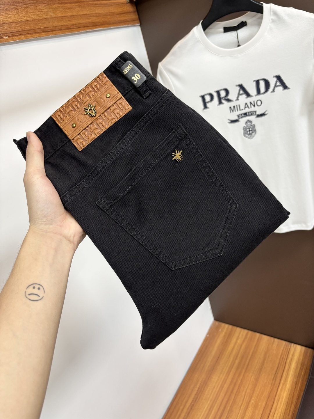 NO:871785,Dior's latest jeans in spring 2026 are stress-free when entering and leaving the store. Best-selling models in the counter. Taste and value are shared. Very comfortable to wear. Low-key yet luxurious. Very classy to wear. Needless to say the trousers style and cut. The upper body is exquisite and vivid. Really first-class and top-quality materials. Really palace-level casual pants, using Turkish cotton to produce the most famous denim. Excellent quality. Heavy washing makes the pants very soft. Straight-leg version.  Don’t be picky. The upper body is absolutely stylish. CX25 is extremely luxurious!  Size 29-38,,dior,jeans,19860909迪奥 2026年春季最新品牛仔裤出入专卖店无压力 专柜热销款 品味与价值共享 身穿着非常舒适 低调不失奢华 穿出去非常有档次,裤型款式和裁剪亦无需多言 上身精致跃然.真正一等一顶级质料 真正殿堂级的休闲裤,选用土耳其的棉花 生产出最有名的单宁布 品质卓然 经过重水洗使得裤子很柔软 直脚的版型 不挑人 上身绝对的有型 CX25 极度奢华！尺码29-38,,dior,jeans,,Men's clothing