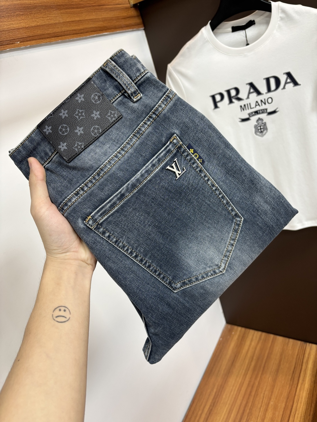 NO:871793,LV’s latest jeans in spring 2026 are stress-free when entering and leaving the store. Best-selling models in the counter. Taste and value are shared. Very comfortable to wear. Low-key yet luxurious. Very classy to wear. Needless to say the trousers style and cut. The upper body is exquisite and vivid. Really first-class top quality materials. Really palace-level casual pants, using Turkish cotton. The most famous denim is produced. The quality is outstanding. After heavy washing, the pants are very soft. The straight-leg shape is not picky.  The upper body is absolutely stylish. CX25 is extremely luxurious!  Size 29-38,,louis vuitton,jeans,19860909LV 2026年春季最新品牛仔裤出入专卖店无压力 专柜热销款 品味与价值共享 身穿着非常舒适 低调不失奢华 穿出去非常有档次,裤型款式和裁剪亦无需多言 上身精致跃然.真正一等一顶级质料 真正殿堂级的休闲裤,选用土耳其的棉花 生产出最有名的单宁布 品质卓然 经过重水洗使得裤子很柔软 直脚的版型 不挑人 上身绝对的有型 CX25 极度奢华！尺码29-38,,louis vuitton,jeans,,Men's clothing