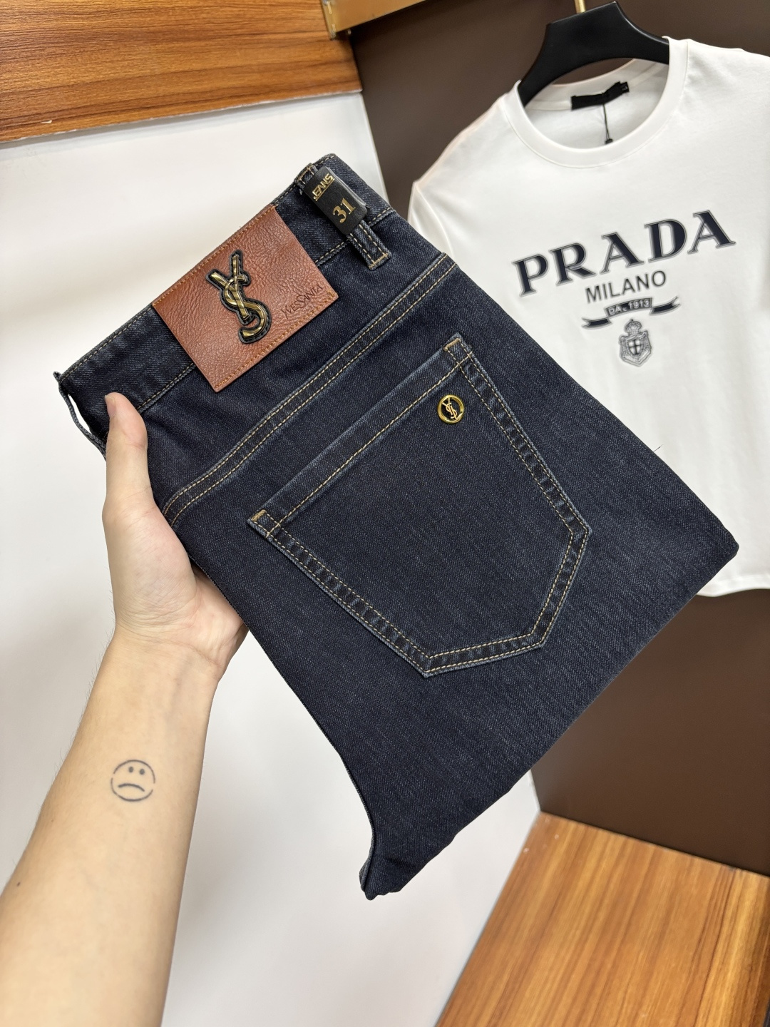 NO:871922,Yves Saint Laurent's 2026 spring latest jeans are stress-free to enter and leave the store. Best-selling models in the counter. Taste and value are shared. Very comfortable to wear. Low-key yet luxurious. Very classy to wear. Needless to say the trousers style and cut. The upper body is exquisite and vivid. Real first-class top quality materials. Really palace-level casual pants, using Turkish cotton to produce the most famous denim. Excellent quality. Heavy washing makes the pants very soft. Straight-leg version  Don’t be picky. The upper body is absolutely stylish. CX25 is extremely luxurious!  Size 29-38,,saint laurent,jeans,19860909圣罗兰 2026年春季最新品牛仔裤出入专卖店无压力 专柜热销款 品味与价值共享 身穿着非常舒适 低调不失奢华 穿出去非常有档次,裤型款式和裁剪亦无需多言 上身精致跃然.真正一等一顶级质料 真正殿堂级的休闲裤,选用土耳其的棉花 生产出最有名的单宁布 品质卓然 经过重水洗使得裤子很柔软 直脚的版型 不挑人 上身绝对的有型 CX25 极度奢华！尺码29-38,,saint laurent,jeans,,Men's clothing