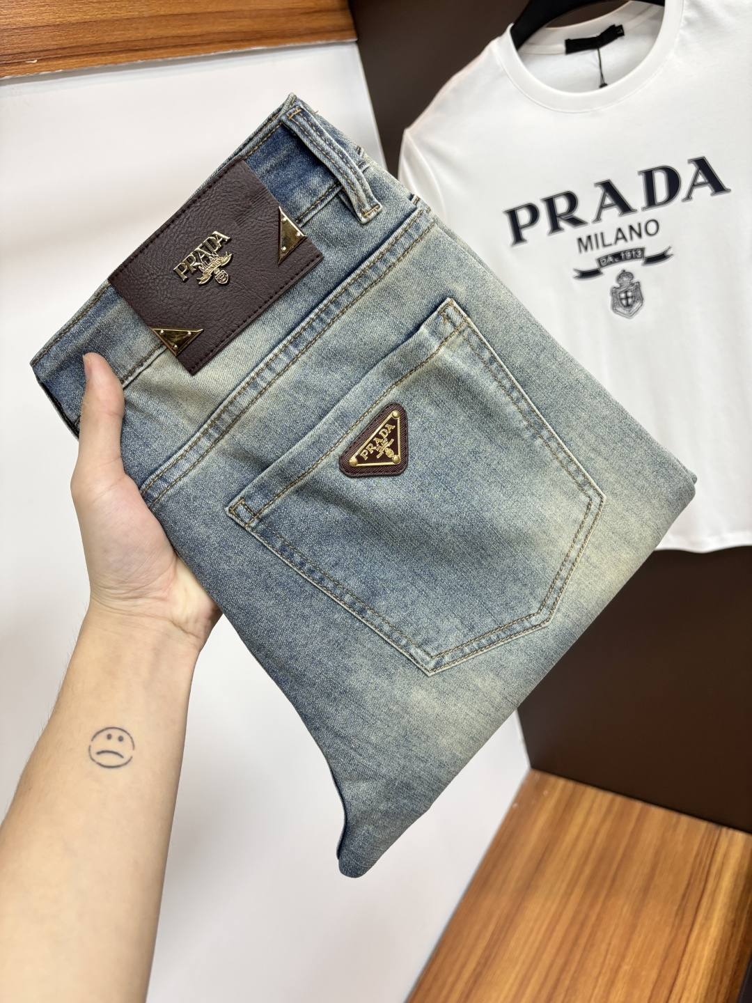 NO:843594,Prada's 2026 summer latest jeans are stress-free when entering and leaving the store. Best-selling models in the counter. Taste and value are shared. Very comfortable to wear. Low-key yet luxurious. Very classy to wear. Needless to say the trousers style and cut. The upper body is exquisite and vivid. Really first-class and top-quality materials. Really palace-level casual pants, using Turkish cotton to produce the most famous denim. Excellent quality. Heavy washing makes the pants very soft. Straight-leg version.  Don’t be picky. The upper body is absolutely stylish. CX25 is extremely luxurious!  Size 29-38,,prada,jeans,19860909普拉达 2026年夏季最新品牛仔裤出入专卖店无压力 专柜热销款 品味与价值共享 身穿着非常舒适 低调不失奢华 穿出去非常有档次,裤型款式和裁剪亦无需多言 上身精致跃然.真正一等一顶级质料 真正殿堂级的休闲裤,选用土耳其的棉花 生产出最有名的单宁布 品质卓然 经过重水洗使得裤子很柔软 直脚的版型 不挑人 上身绝对的有型 CX25 极度奢华！尺码29-38,,prada,jeans,,Men's clothing