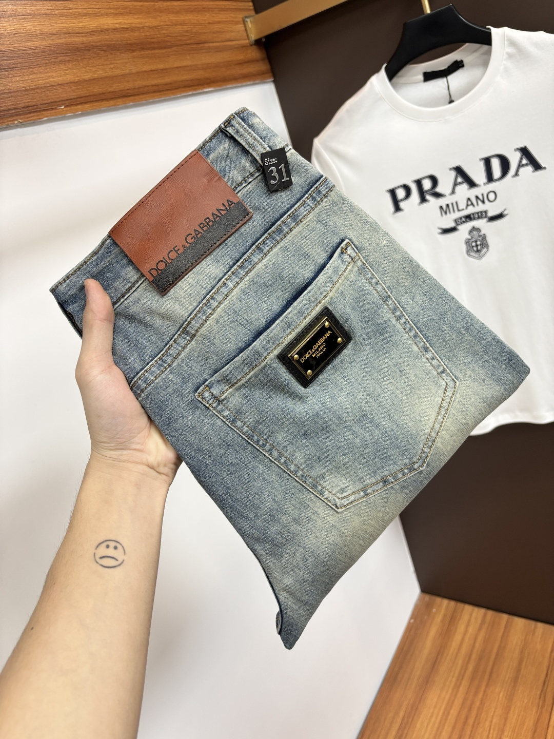 NO:843591,DG's 2026 summer latest jeans are stress-free when entering and leaving the store. Best-selling models in the counter. Taste and value are shared. Very comfortable to wear. Low-key yet luxurious. Very classy to wear. Needless to say the trousers style and cut. The upper body is exquisite and vivid. Real first-class top quality materials. Really palace-level casual pants, using Turkish cotton. The most famous denim is produced. The quality is outstanding. After heavy washing, the pants are very soft. The straight-leg shape is not picky.  The upper body is absolutely stylish. CX25 is extremely luxurious!  Size 29-38,,jeans,19860909DG 2026年夏季最新品牛仔裤出入专卖店无压力 专柜热销款 品味与价值共享 身穿着非常舒适 低调不失奢华 穿出去非常有档次,裤型款式和裁剪亦无需多言 上身精致跃然.真正一等一顶级质料 真正殿堂级的休闲裤,选用土耳其的棉花 生产出最有名的单宁布 品质卓然 经过重水洗使得裤子很柔软 直脚的版型 不挑人 上身绝对的有型 CX25 极度奢华！尺码29-38,,jeans,,Men's clothing