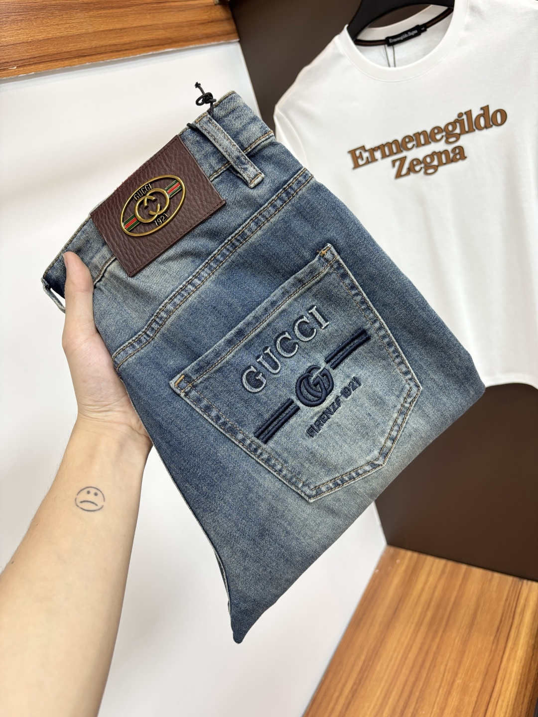NO:871993,Gucci's latest 2026 spring jeans are stress-free in and out of the store. Best-selling models in the counter. Shared taste and value. Very comfortable to wear. Low-key yet luxurious. Very classy to wear. Needless to say the trousers style and cut. The upper body is exquisite and vivid. Really first-class and top-quality materials. Really palace-level casual pants, using Turkish cotton. The most famous denim is produced. The quality is outstanding. Heavy washing makes the pants very soft. Straight-leg version.  Don’t be picky. The upper body is absolutely stylish. CX25 is extremely luxurious!  Size 29-38,,jeans,19860909古奇 2026年春季最新品牛仔裤出入专卖店无压力 专柜热销款 品味与价值共享 身穿着非常舒适 低调不失奢华 穿出去非常有档次,裤型款式和裁剪亦无需多言 上身精致跃然.真正一等一顶级质料 真正殿堂级的休闲裤,选用土耳其的棉花 生产出最有名的单宁布 品质卓然 经过重水洗使得裤子很柔软 直脚的版型 不挑人 上身绝对的有型 CX25 极度奢华！尺码29-38,,jeans,,Men's clothing