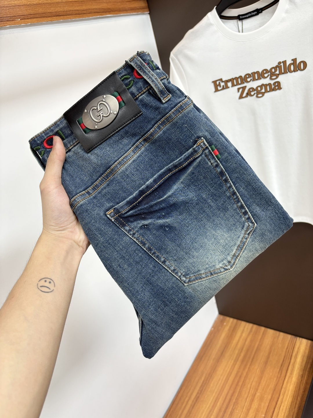 NO:836818,Gucci's latest 2026 spring jeans are stress-free in and out of the store. Best-selling models in the counter. Shared taste and value. Very comfortable to wear. Low-key yet luxurious. Very classy to wear. Needless to say the trousers style and cut. The upper body is exquisite and vivid. Really first-class and top-quality materials. Really palace-level casual pants, using Turkish cotton. The most famous denim is produced. The quality is outstanding. Heavy washing makes the pants very soft. Straight-leg version.  Don’t be picky. The upper body is absolutely stylish. CX25 is extremely luxurious!  Size 29-38,,jeans,19860909古奇 2026年春季最新品牛仔裤出入专卖店无压力 专柜热销款 品味与价值共享 身穿着非常舒适 低调不失奢华 穿出去非常有档次,裤型款式和裁剪亦无需多言 上身精致跃然.真正一等一顶级质料 真正殿堂级的休闲裤,选用土耳其的棉花 生产出最有名的单宁布 品质卓然 经过重水洗使得裤子很柔软 直脚的版型 不挑人 上身绝对的有型 CX25 极度奢华！尺码29-38,,jeans,,Men's clothing