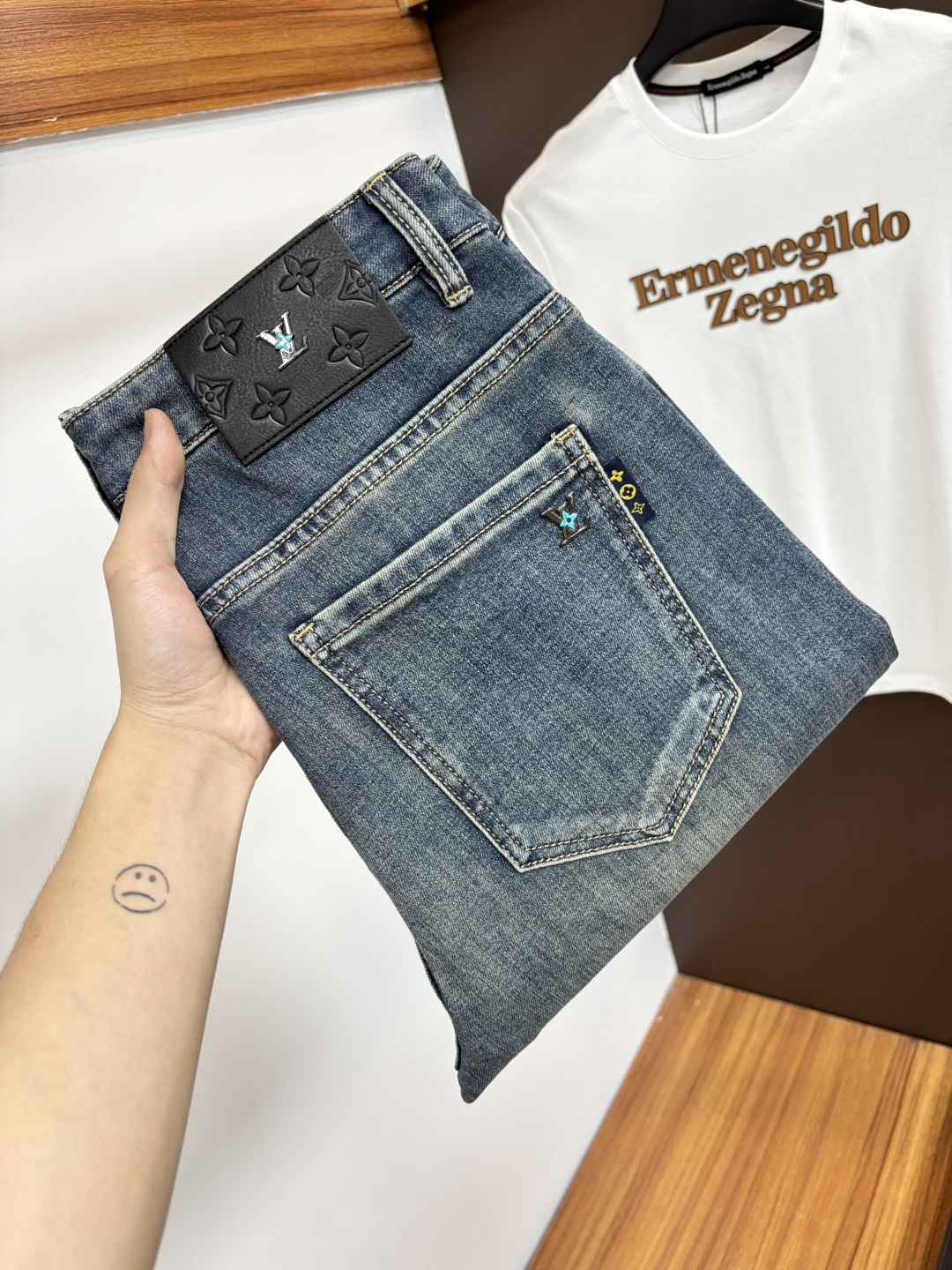 NO:916039,LV’s latest jeans in spring 2026 are stress-free when entering and leaving the store. Best-selling models in the counter. Taste and value are shared. Very comfortable to wear. Low-key yet luxurious. Very classy to wear. Needless to say the trousers style and cut. The upper body is exquisite and vivid. Really first-class and top-quality materials. Really palace-level casual pants, using Turkish cotton. The most famous denim is produced. The quality is outstanding. After heavy washing, the pants are very soft. The straight-leg version is not picky.  The upper body is absolutely stylish. CX25 is extremely luxurious!  Size 29-38,,louis vuitton,jeans,19860909LV 2026年春季最新品牛仔裤出入专卖店无压力 专柜热销款 品味与价值共享 身穿着非常舒适 低调不失奢华 穿出去非常有档次,裤型款式和裁剪亦无需多言 上身精致跃然.真正一等一顶级质料 真正殿堂级的休闲裤,选用土耳其的棉花 生产出最有名的单宁布 品质卓然 经过重水洗使得裤子很柔软 直脚的版型 不挑人 上身绝对的有型 CX25 极度奢华！尺码29-38,,louis vuitton,jeans,,Men's clothing