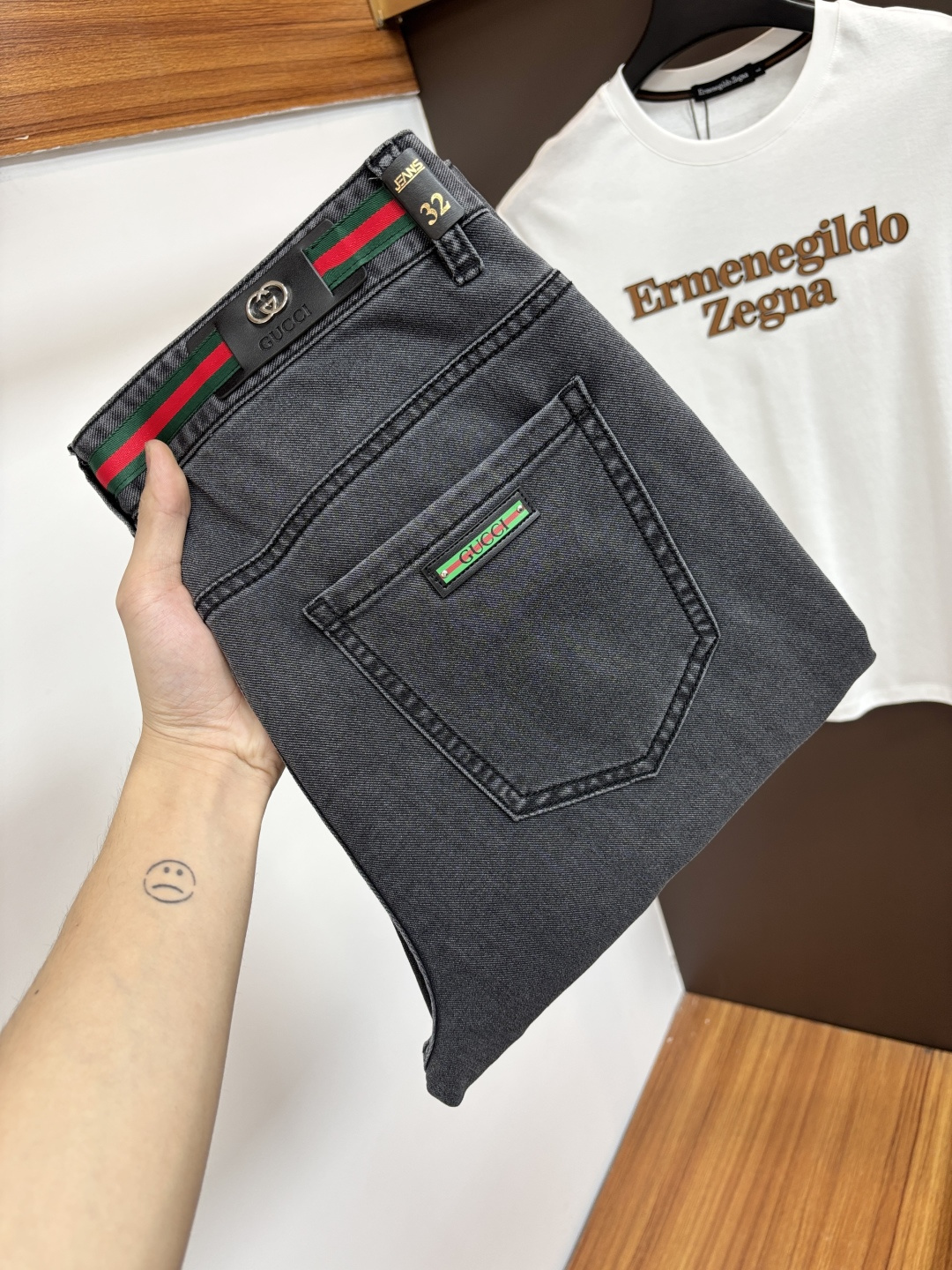 NO:918026,Gucci's latest 2026 spring jeans are stress-free in and out of the store. Best-selling models in the counter. Shared taste and value. Very comfortable to wear. Low-key yet luxurious. Very classy to wear. Needless to say the trousers style and cut. The upper body is exquisite and vivid. Really first-class and top-quality materials. Really palace-level casual pants, using Turkish cotton. The most famous denim is produced. The quality is outstanding. Heavy washing makes the pants very soft. Straight-leg version.  Don’t be picky. The upper body is absolutely stylish. CX25 is extremely luxurious!  Size 29-38,,jeans,19860909古奇 2026年春季最新品牛仔裤出入专卖店无压力 专柜热销款 品味与价值共享 身穿着非常舒适 低调不失奢华 穿出去非常有档次,裤型款式和裁剪亦无需多言 上身精致跃然.真正一等一顶级质料 真正殿堂级的休闲裤,选用土耳其的棉花 生产出最有名的单宁布 品质卓然 经过重水洗使得裤子很柔软 直脚的版型 不挑人 上身绝对的有型 CX25 极度奢华！尺码29-38,,jeans,,Men's clothing