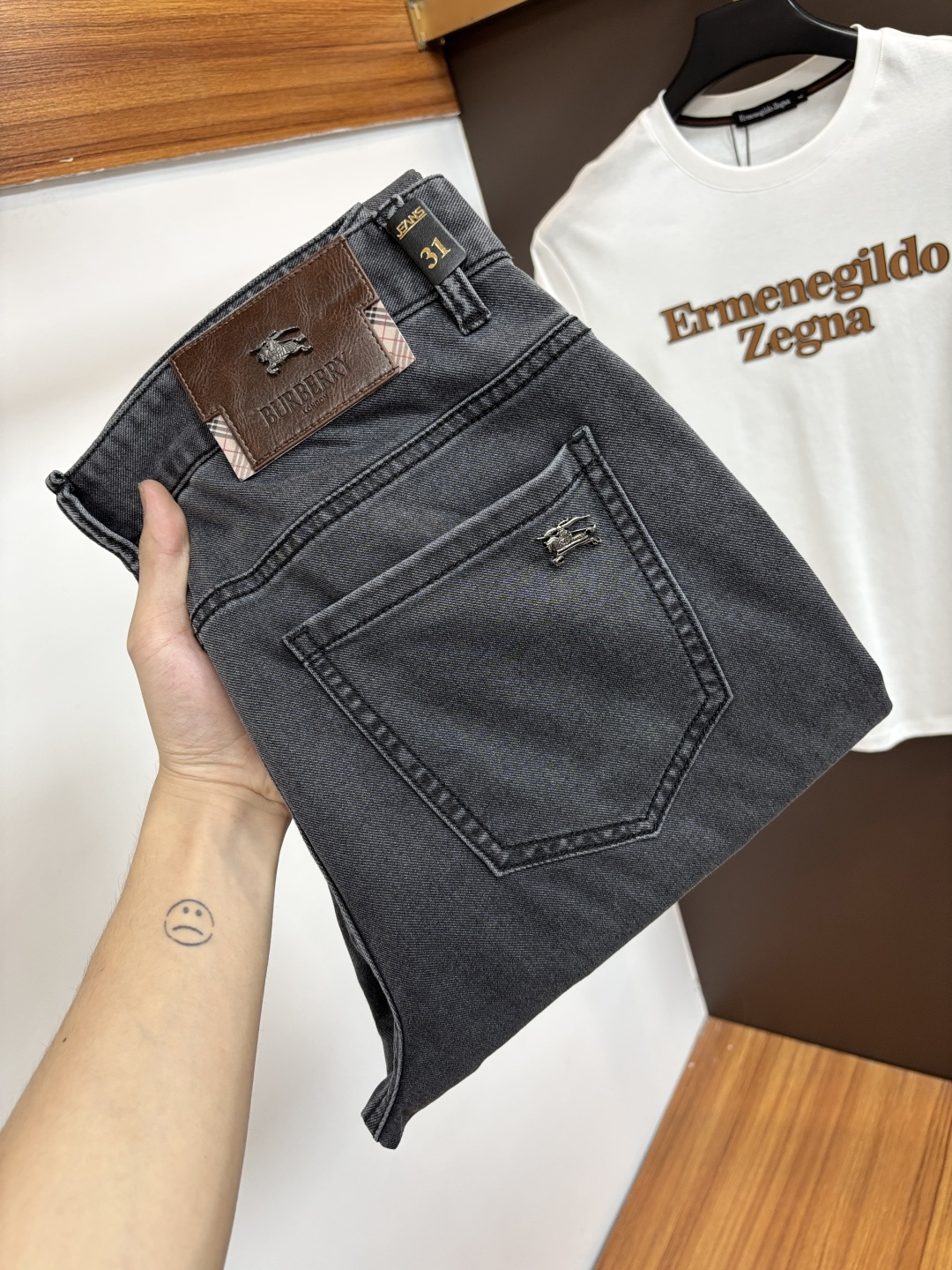 NO:847919,Armani's latest 2026 spring jeans are stress-free to enter and leave the store. Best-selling models in the counter. Shared taste and value. Very comfortable to wear. Low-key yet luxurious. Very classy to wear. Needless to say the trousers style and cut. The upper body is exquisite and vivid. Really first-class and top-quality materials. Really palace-level casual pants, using Turkish cotton to produce the most famous denim. Excellent quality. Heavy washing makes the pants very soft. Straight-leg version.  Don’t be picky. The upper body is absolutely stylish. CX25 is extremely luxurious!  Size 29-38,,armani,jeans,19860909阿玛尼 2026年春季最新品牛仔裤出入专卖店无压力 专柜热销款 品味与价值共享 身穿着非常舒适 低调不失奢华 穿出去非常有档次,裤型款式和裁剪亦无需多言 上身精致跃然.真正一等一顶级质料 真正殿堂级的休闲裤,选用土耳其的棉花 生产出最有名的单宁布 品质卓然 经过重水洗使得裤子很柔软 直脚的版型 不挑人 上身绝对的有型 CX25 极度奢华！尺码29-38,,armani,jeans,,Men's clothing