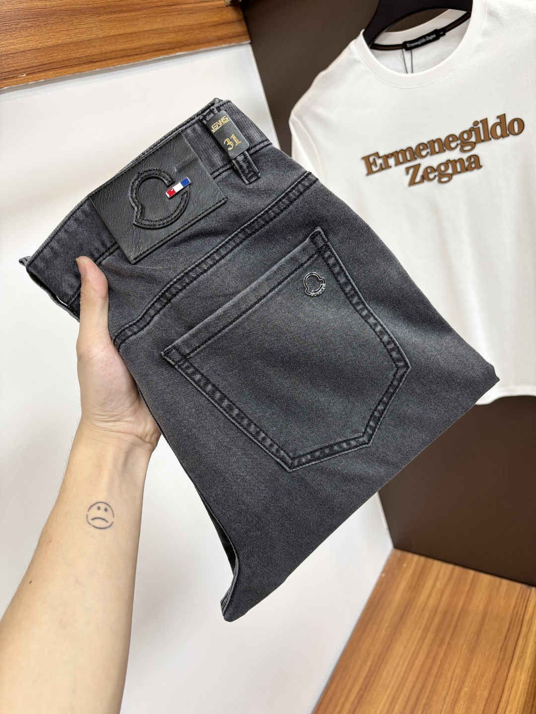 NO:836813,Mengkou's 2026 spring latest jeans are stress-free to enter and leave the store. Best-selling models in the counter. Shared taste and value. Very comfortable to wear. Low-key yet luxurious. Very classy to wear. Needless to say the trousers style and cut. The upper body is exquisite and vivid. Real first-class top quality. Really palace-level casual pants, using Turkish cotton. The most famous denim fabric is produced. The quality is outstanding. After heavy washing, the pants are very soft. Straight-leg version.  Don’t be picky. The upper body is absolutely stylish. CX25 is extremely luxurious!  Size 29-38,,Moncler,jeans,19860909蒙口 2026年春季最新品牛仔裤出入专卖店无压力 专柜热销款 品味与价值共享 身穿着非常舒适 低调不失奢华 穿出去非常有档次,裤型款式和裁剪亦无需多言 上身精致跃然.真正一等一顶级质料 真正殿堂级的休闲裤,选用土耳其的棉花 生产出最有名的单宁布 品质卓然 经过重水洗使得裤子很柔软 直脚的版型 不挑人 上身绝对的有型 CX25 极度奢华！尺码29-38,,Moncler,jeans,,Men's clothing