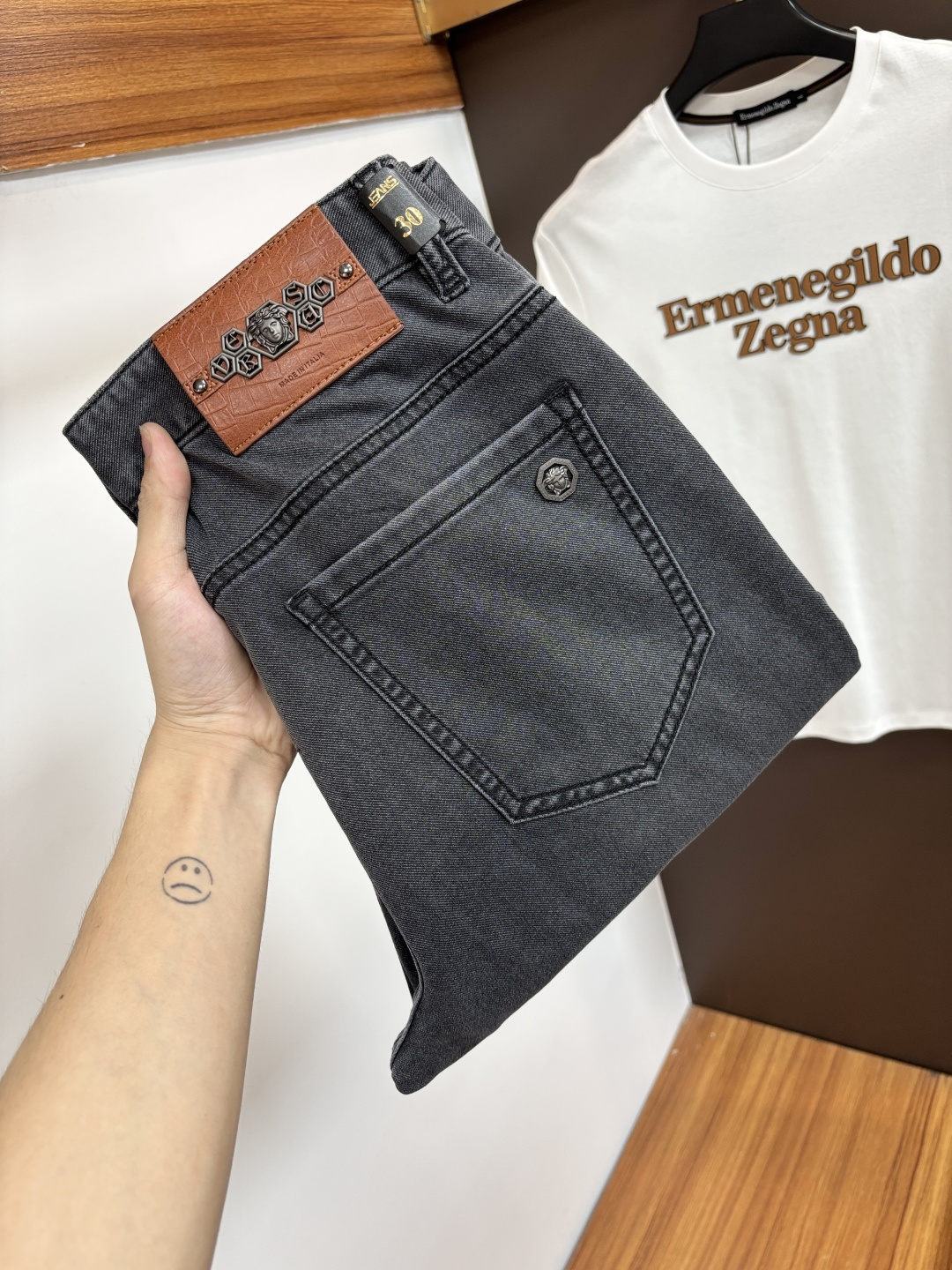 NO:847916,Versace's latest spring 2026 jeans are stress-free to enter and leave the store. Best-selling models in the counter. Taste and value are shared. Very comfortable to wear. Low-key yet luxurious. Very classy to wear. Needless to say the trousers style and cut. The upper body is exquisite and vivid. Real first-class top quality. Really palace-level casual pants, using Turkish cotton. The most famous denim is produced. The quality is outstanding. Heavy washing makes the pants very soft. Straight-leg version.  Don’t be picky. The upper body is absolutely stylish. CX25 is extremely luxurious!  Size 29-38,,versace,jeans,19860909范思哲 2026年春季最新品牛仔裤出入专卖店无压力 专柜热销款 品味与价值共享 身穿着非常舒适 低调不失奢华 穿出去非常有档次,裤型款式和裁剪亦无需多言 上身精致跃然.真正一等一顶级质料 真正殿堂级的休闲裤,选用土耳其的棉花 生产出最有名的单宁布 品质卓然 经过重水洗使得裤子很柔软 直脚的版型 不挑人 上身绝对的有型 CX25 极度奢华！尺码29-38,,versace,jeans,,Men's clothing