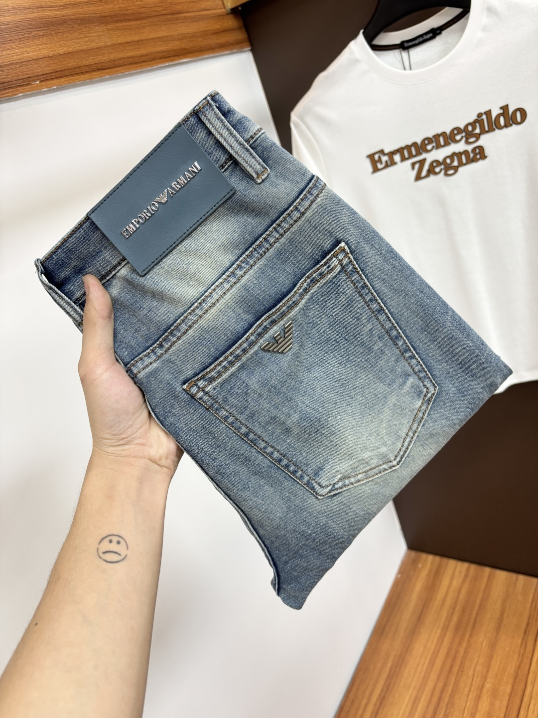 NO:847913,Armani's latest 2026 spring jeans are stress-free to enter and leave the store. Best-selling models in the counter. Shared taste and value. Very comfortable to wear. Low-key yet luxurious. Very classy to wear. Needless to say the trousers style and cut. The upper body is exquisite and vivid. Really first-class and top-quality materials. Really palace-level casual pants, using Turkish cotton to produce the most famous denim. Excellent quality. Heavy washing makes the pants very soft. Straight-leg version.  Don’t be picky. The upper body is absolutely stylish. CX25 is extremely luxurious!  Size 29-38,,armani,jeans,19860909阿玛尼 2026年春季最新品牛仔裤出入专卖店无压力 专柜热销款 品味与价值共享 身穿着非常舒适 低调不失奢华 穿出去非常有档次,裤型款式和裁剪亦无需多言 上身精致跃然.真正一等一顶级质料 真正殿堂级的休闲裤,选用土耳其的棉花 生产出最有名的单宁布 品质卓然 经过重水洗使得裤子很柔软 直脚的版型 不挑人 上身绝对的有型 CX25 极度奢华！尺码29-38,,armani,jeans,,Men's clothing