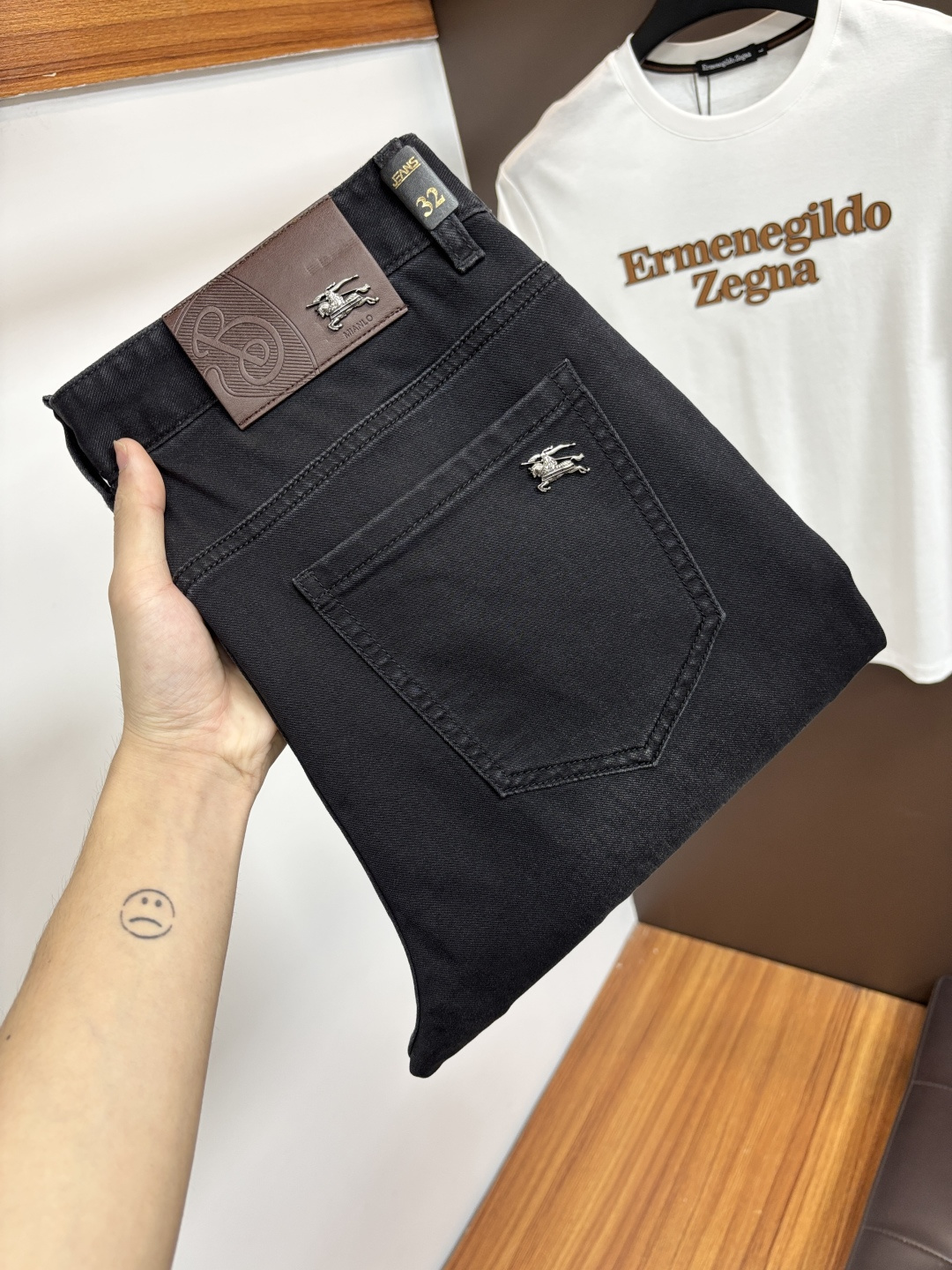 NO:836857,Burberry's 2026 spring latest jeans are stress-free when entering and leaving the store. Best-selling models in the counter. Shared taste and value. Very comfortable to wear. Low-key yet luxurious. Very classy to wear. Needless to say the trousers style and cut. The upper body is exquisite and vivid. Really first-class and top-quality materials. Really palace-level casual pants, using Turkish cotton to produce the most famous denim. Excellent quality. Heavy washing makes the pants very soft. Straight-footed version.  Don’t be picky. The upper body is absolutely stylish. CX25 is extremely luxurious!  Size 29-38,,burberry,jeans,19860909巴宝莉 2026年春季最新品牛仔裤出入专卖店无压力 专柜热销款 品味与价值共享 身穿着非常舒适 低调不失奢华 穿出去非常有档次,裤型款式和裁剪亦无需多言 上身精致跃然.真正一等一顶级质料 真正殿堂级的休闲裤,选用土耳其的棉花 生产出最有名的单宁布 品质卓然 经过重水洗使得裤子很柔软 直脚的版型 不挑人 上身绝对的有型 CX25 极度奢华！尺码29-38,,burberry,jeans,,Men's clothing