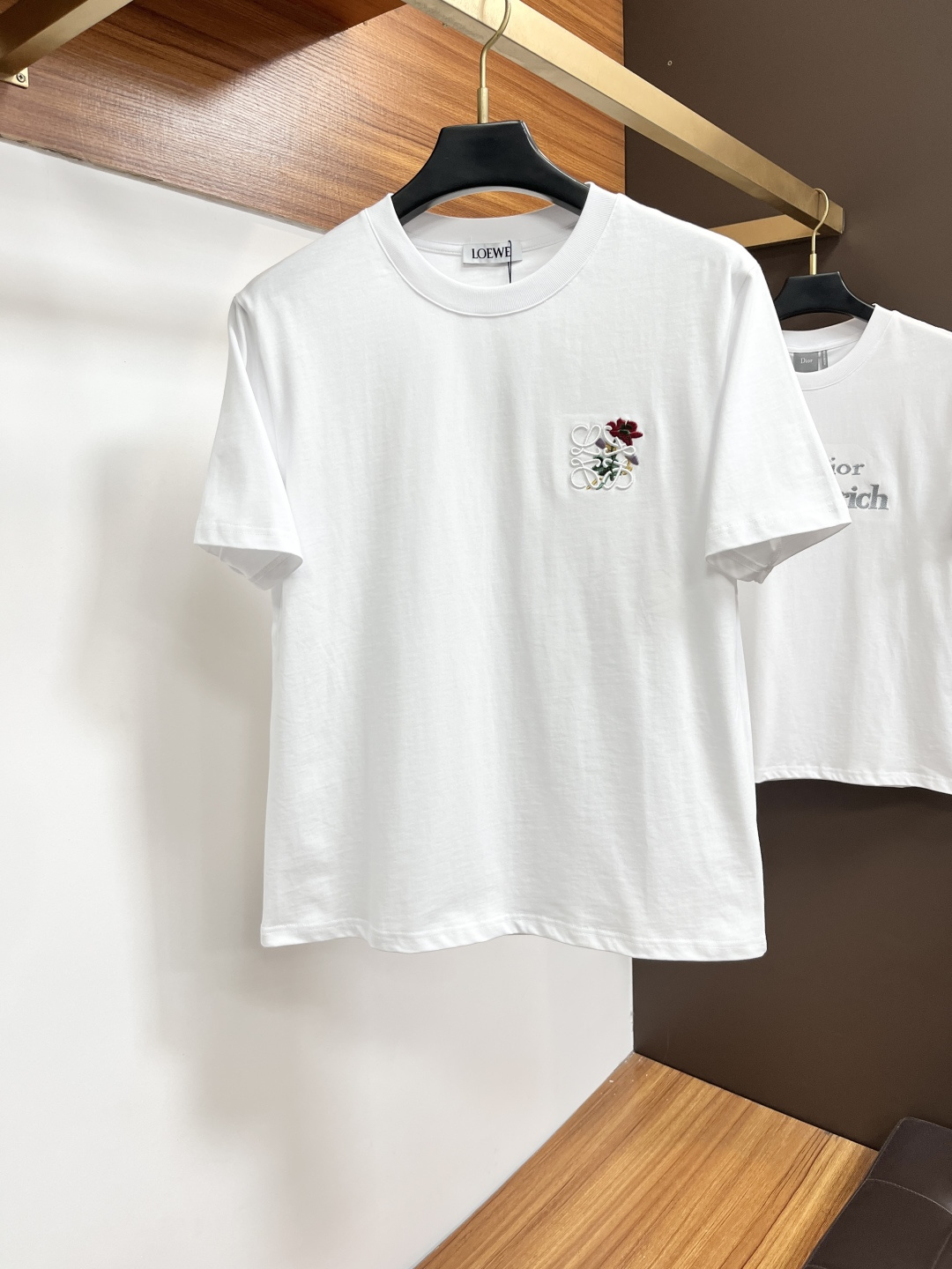 NO:843575,Loewe 2026SS new summer 280g high-density short-sleeved T-shirt, with logo embroidery, same style for men and women. Made of imported custom-dyed fabric, the upper body is comfortable and dense. The back collar chain bottom is fully shoulder-covering. YL does not deform or shrink when exposed to water. Sizes S-XXL,, loewe, T-shirt, tees, t-shirt,19860909罗意威 2026SS夏季新款280克高密度短袖T恤,仔章刺绣,男女同款 采用进口定制定染面料上身舒适密度强 后领锁链底全包肩 YL过水不变形不缩水.尺码S-XXL,,loewe,T-shirt,tees，t-shirt,,Men's clothing
