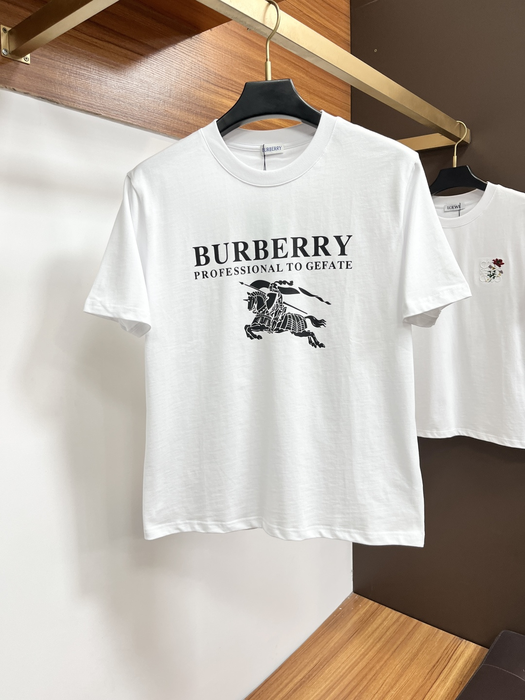 NO:843572,Burberry 2026SS new summer 280g high-density short-sleeved T-shirt, with logo embroidery, same style for men and women. Made of imported custom-dyed fabric, the upper body is comfortable and dense. The back collar chain bottom is fully shoulder-covering. YL will not deform or shrink when exposed to water. Sizes S-XXL, burberry, T-shirt, tees, t-shirt,19860909巴宝莉 2026SS夏季新款280克高密度短袖T恤,仔章刺绣,男女同款 采用进口定制定染面料上身舒适密度强 后领锁链底全包肩 YL过水不变形不缩水.尺码S-XXL,,burberry,T-shirt,tees，t-shirt,,Men's clothing