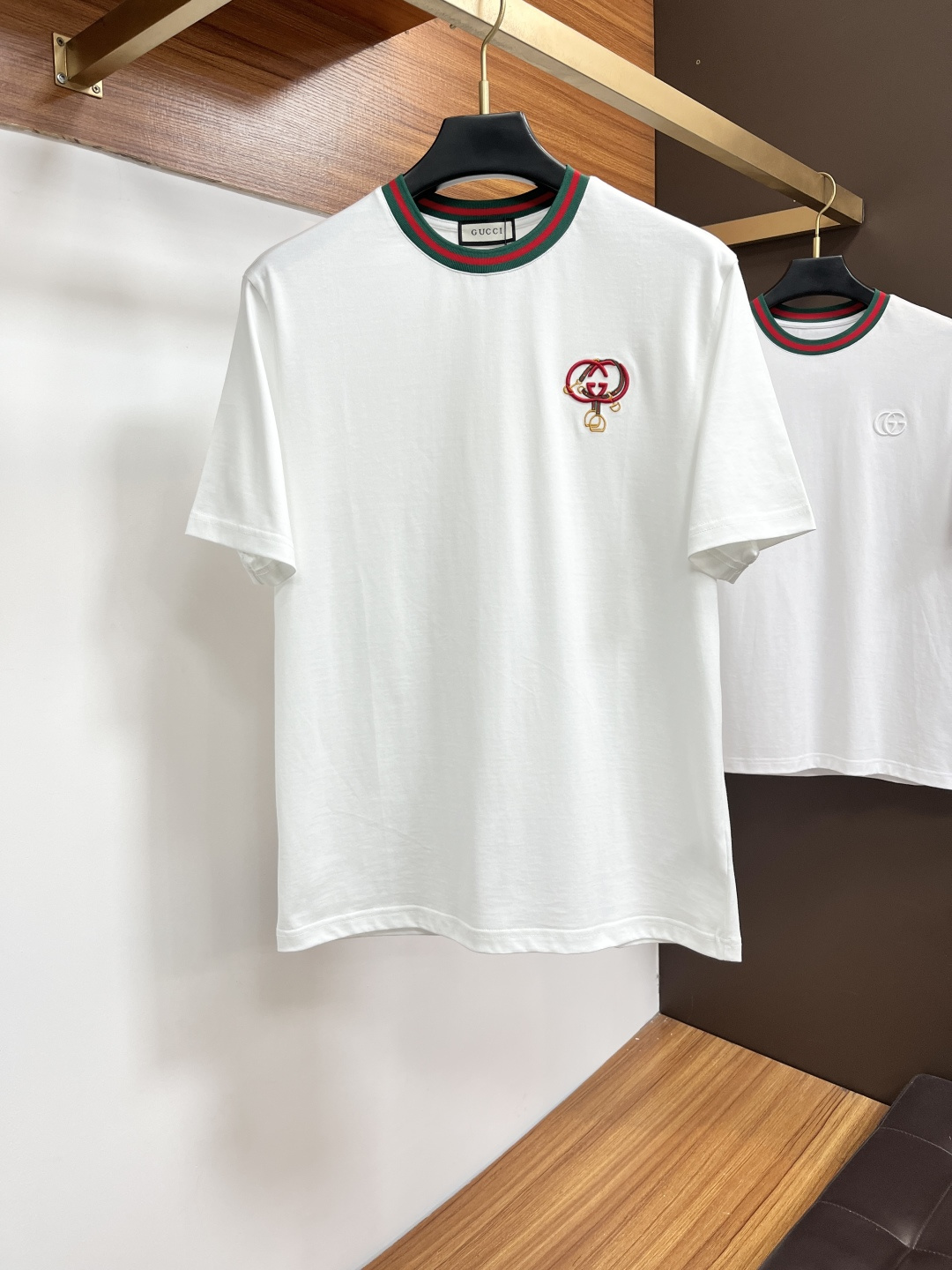 NO:836816,Gucci exclusively supplies new summer fashion and casual round neck short-sleeves, high-density pure cotton fabrics, advanced dense needle embroidery, high-end European original T-shirts, trendy fashion casual half-sleeves with high breathability and comfort, impeccable details, brand element design concept, reflecting high quality. AJ presents casual tailoring, and the upper body shape is awesome!  Size M-3XL,,T-shirt,tees,t-shirt,19860909古奇 独家专供夏季新款时尚休闲圆领短袖,高密度纯棉面料,高级密针刺绣、高端欧版原单T恤,潮流时尚休闲半袖 透气舒适度高,细节无可挑剔,品牌元素设计理念,体现高品质.AJ呈现休闲裁剪,上身版型超赞！码数M-3XL,,T-shirt,tees，t-shirt,,Men's clothing