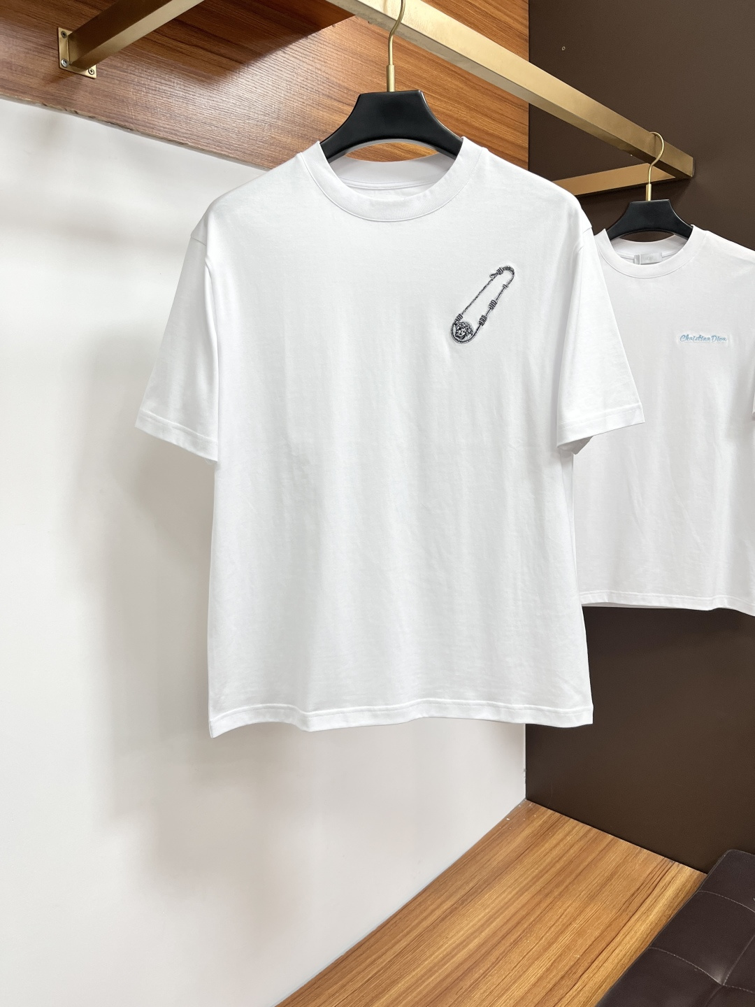 NO:836811,Versace exclusively provides summer new fashion casual round neck short-sleeves, high-density pure cotton fabrics, advanced dense needle embroidery, high-end European original T-shirts, trendy fashion casual half-sleeves with high breathability and comfort, impeccable details, brand element design concept, reflecting high quality. AJ presents casual tailoring, and the upper body shape is awesome!  Size M-3XL,,versace,T-shirt,tees,t-shirt,19860909范思哲 独家专供夏季新款时尚休闲圆领短袖,高密度纯棉面料,高级密针刺绣、高端欧版原单T恤,潮流时尚休闲半袖 透气舒适度高,细节无可挑剔,品牌元素设计理念,体现高品质.AJ呈现休闲裁剪,上身版型超赞！码数M-3XL,,versace,T-shirt,tees，t-shirt,,Men's clothing