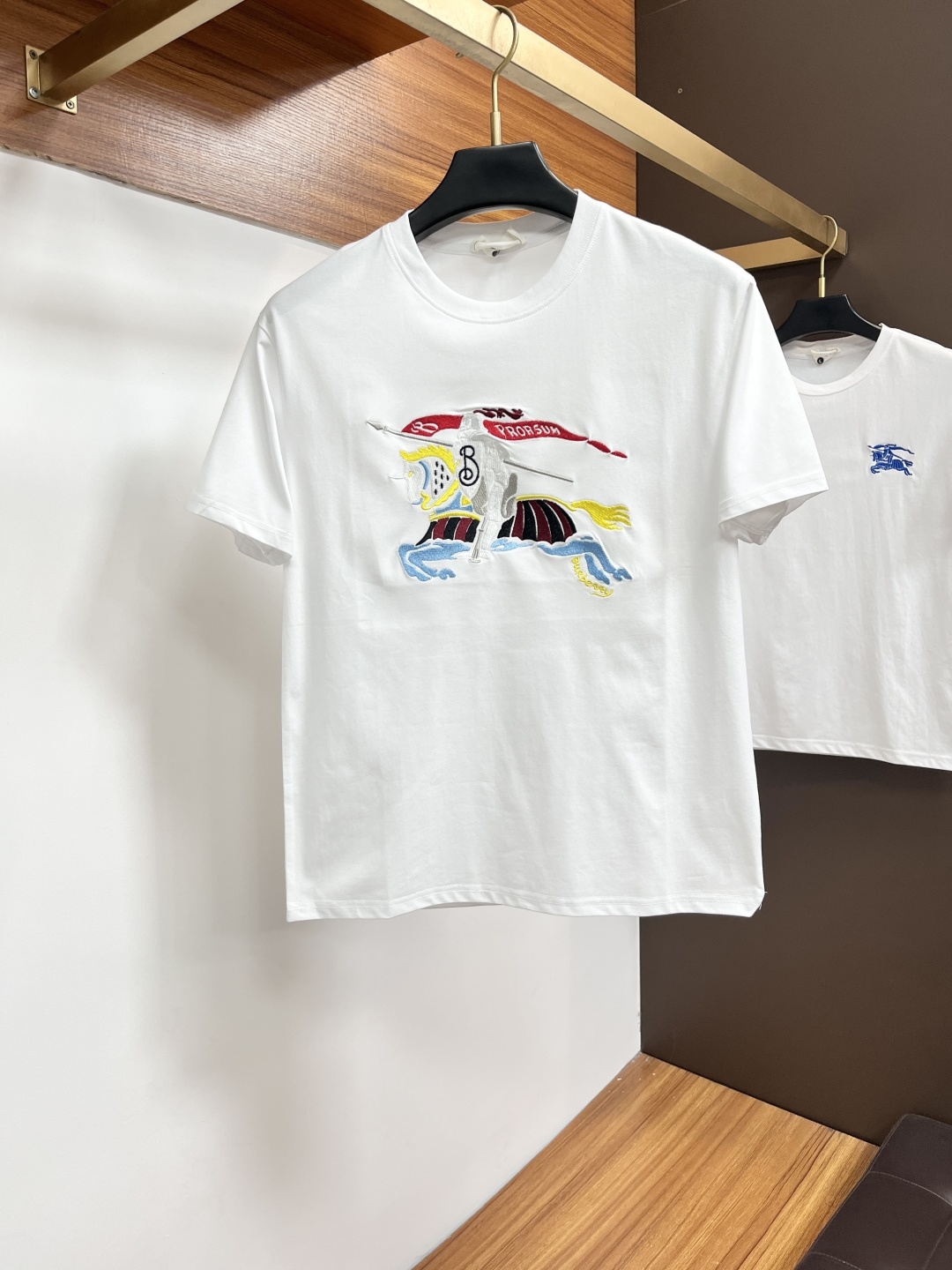 NO:858467,Burberry 26 spring and summer new brand letter logo logo short-sleeved T-shirt, JZ customized 80-count double-strand mercerized cotton fabric; two colors are shipped together. Size M-3XL. Please state your height and weight when placing an order, burberry, T-shirt, tees, t-shirt,19860909巴宝莉 26春夏新品品牌字母徽标标识短袖T恤,JZ定制80支双股丝光棉面料；两色齐发 尺码M-3XL 报单请报身高体重,,burberry,T-shirt,tees，t-shirt,,Men's clothing